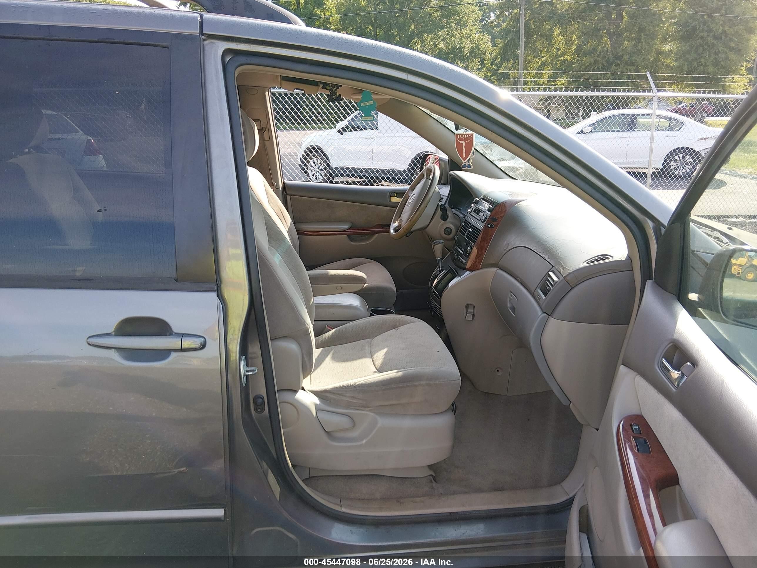 2004 Toyota Sienna Xle Gray vin: 5TDZA22C44S113542