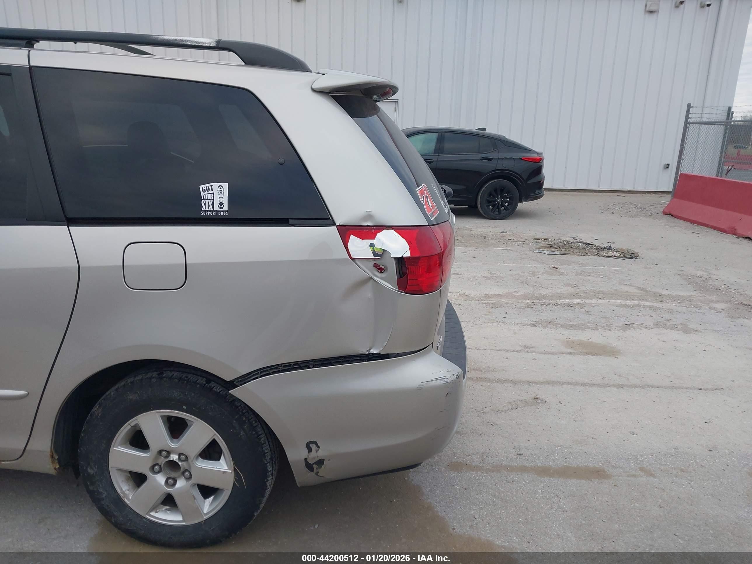 2004 Toyota Sienna Xle Серебряный vin: 5TDZA22C44S184031