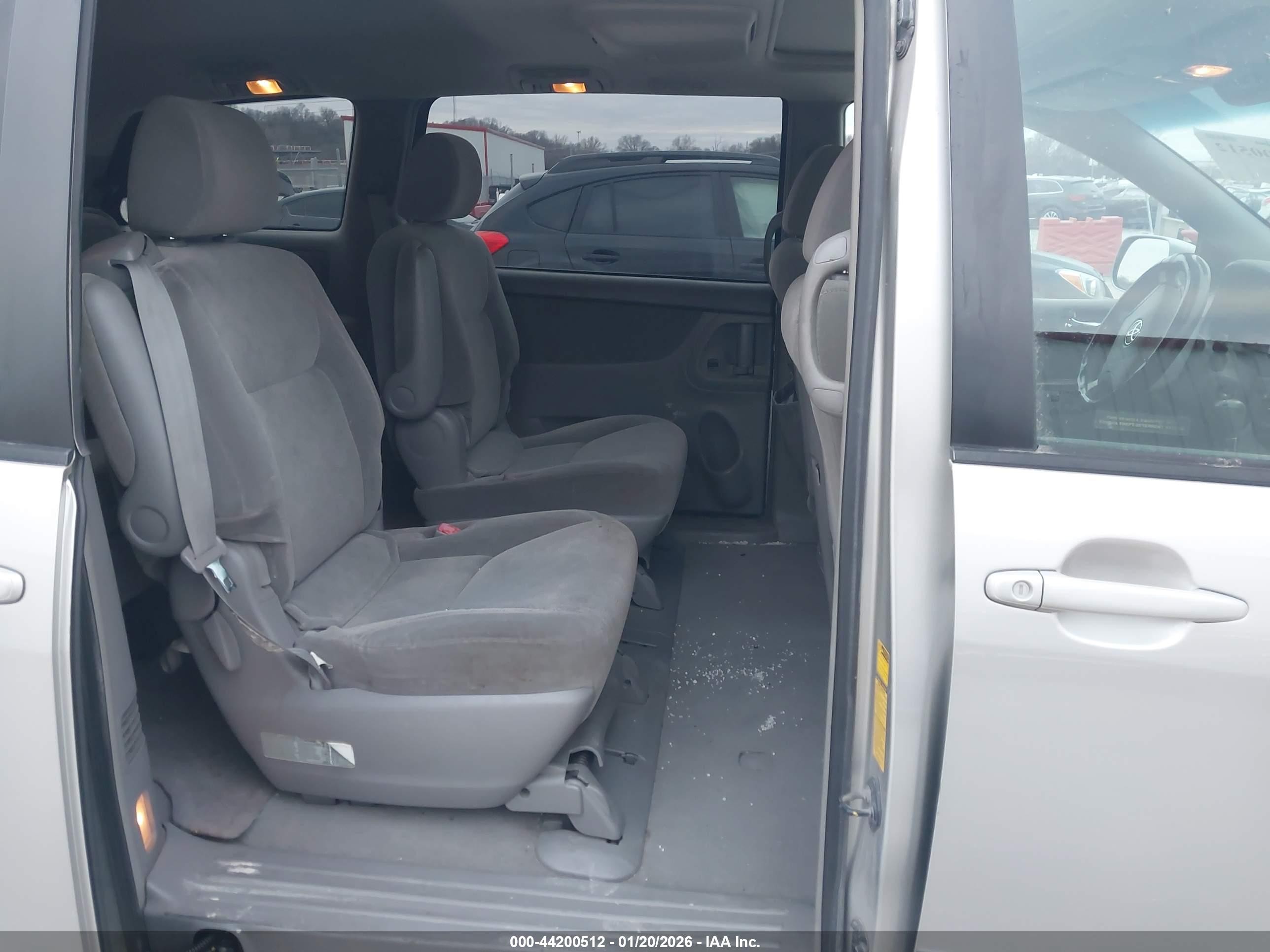 2004 Toyota Sienna Xle Серебряный vin: 5TDZA22C44S184031