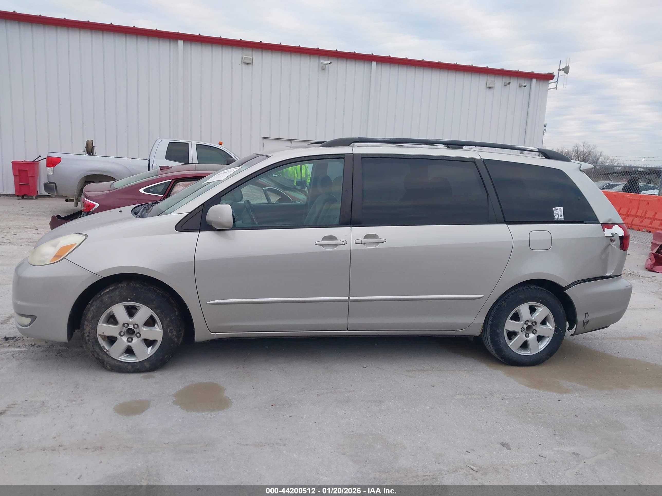 2004 Toyota Sienna Xle Серебряный vin: 5TDZA22C44S184031