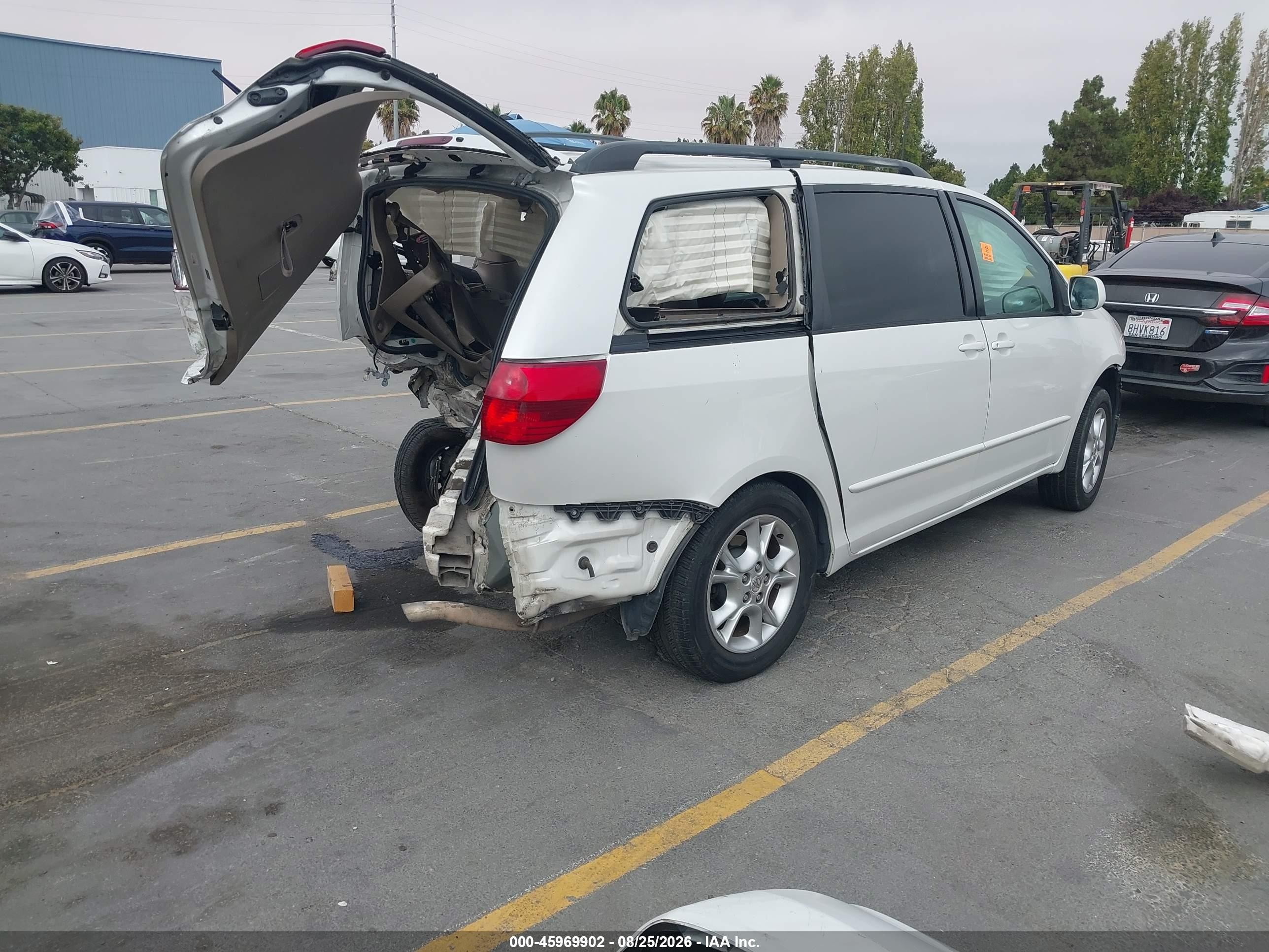 2005 Toyota Sienna Xle White vin: 5TDZA22C45S221239