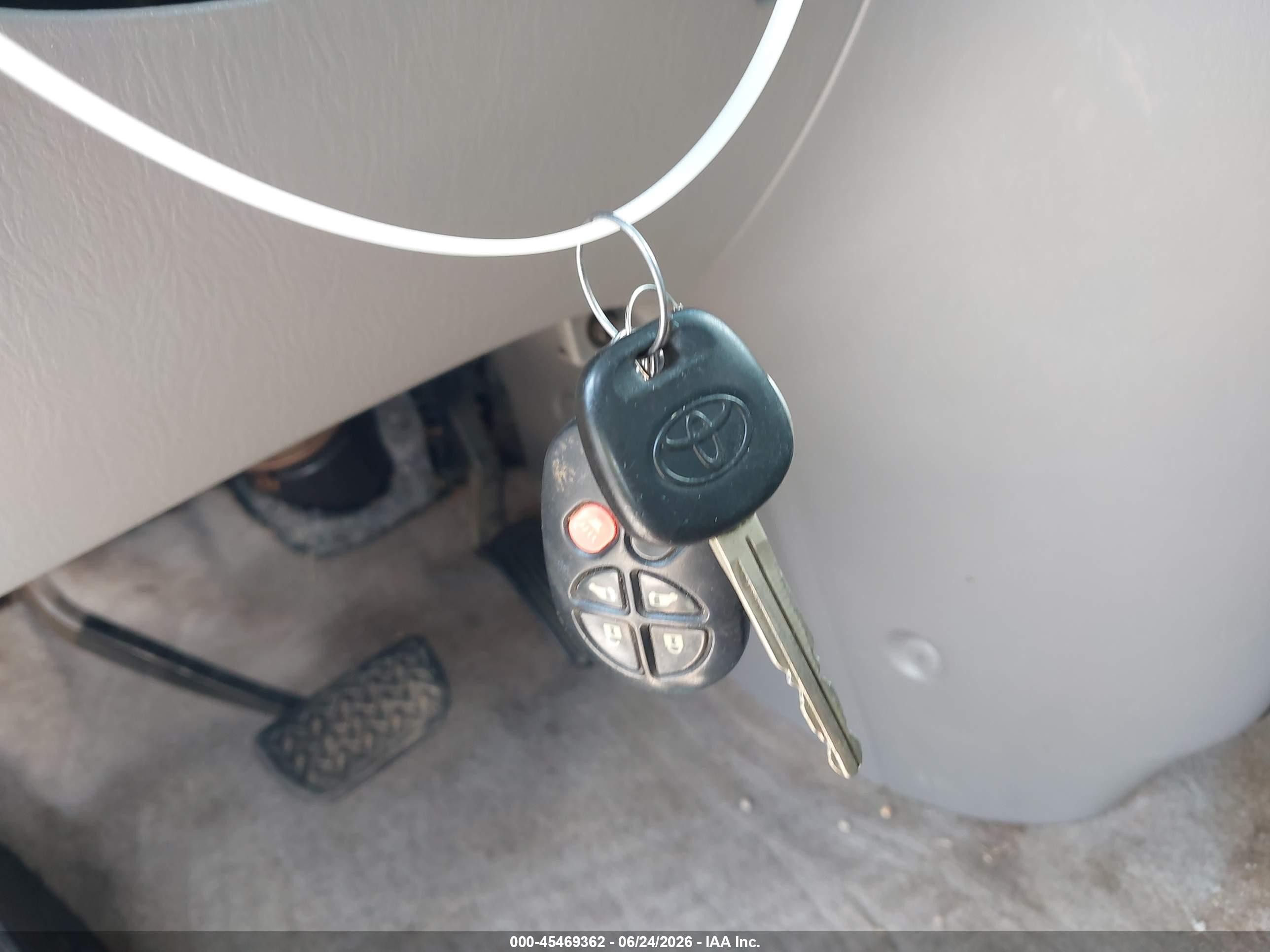 2005 Toyota Sienna Xle White vin: 5TDZA22C45S255259