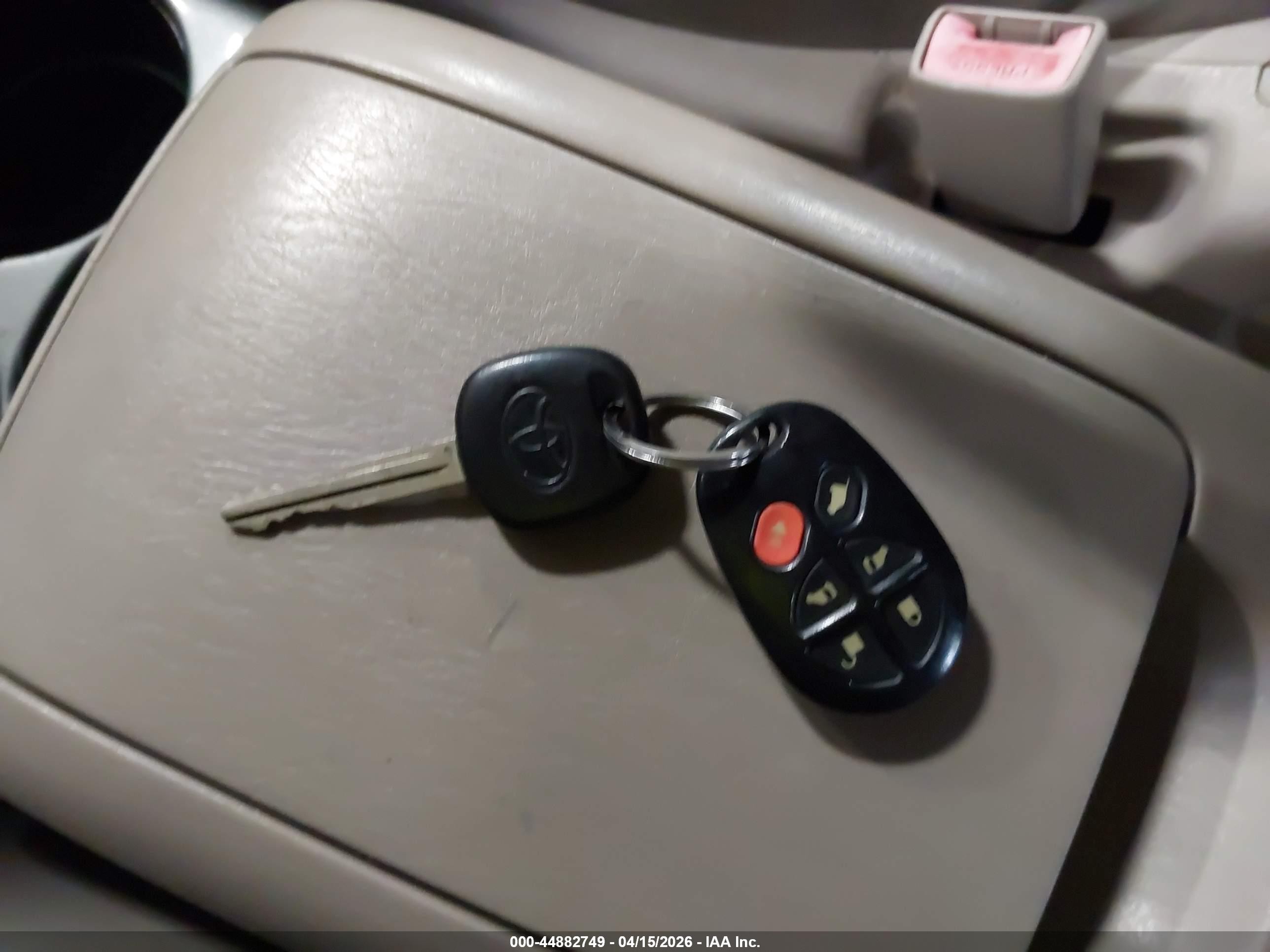 2004 Toyota Sienna Xle Gold vin: 5TDZA22C64S039072