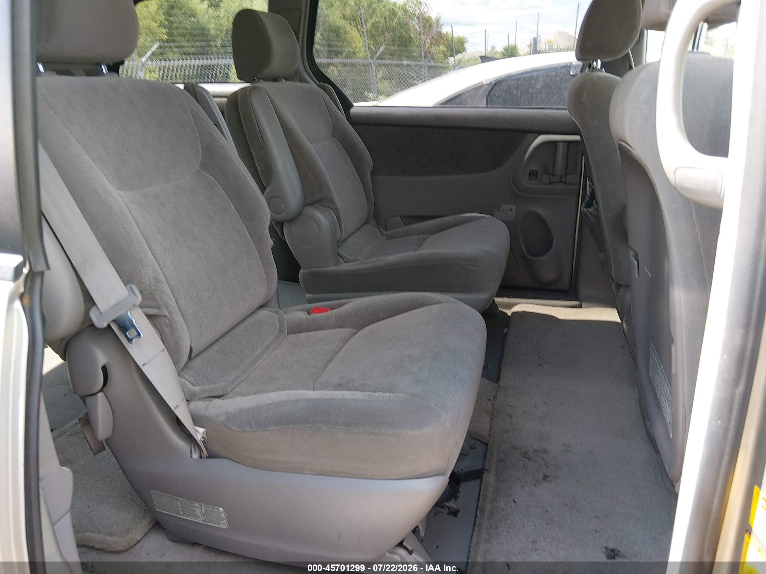 2004 Toyota Sienna Xle Silver vin: 5TDZA22C74S203879