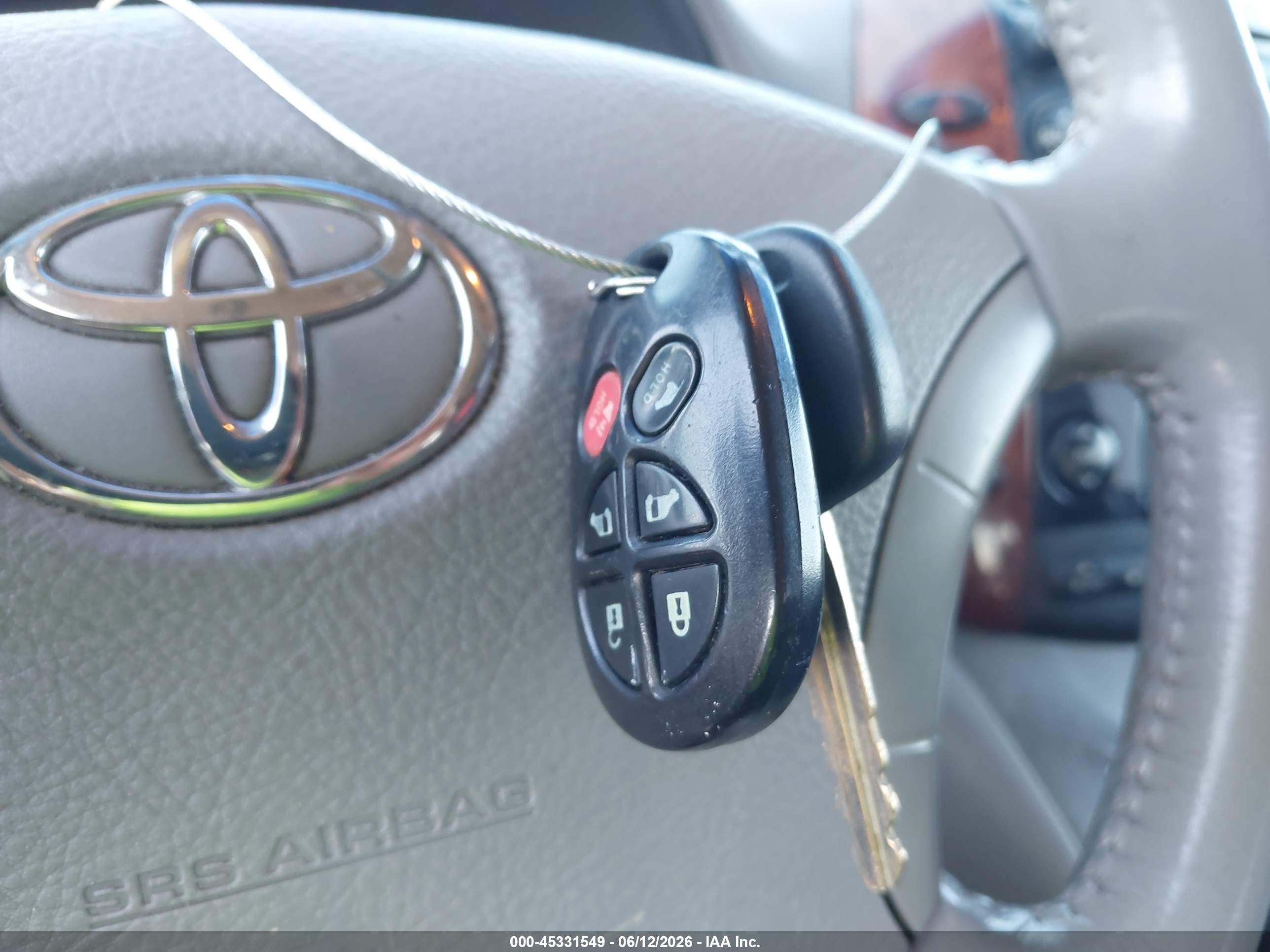 2004 Toyota Sienna Xle Серебряный vin: 5TDZA22C84S012181