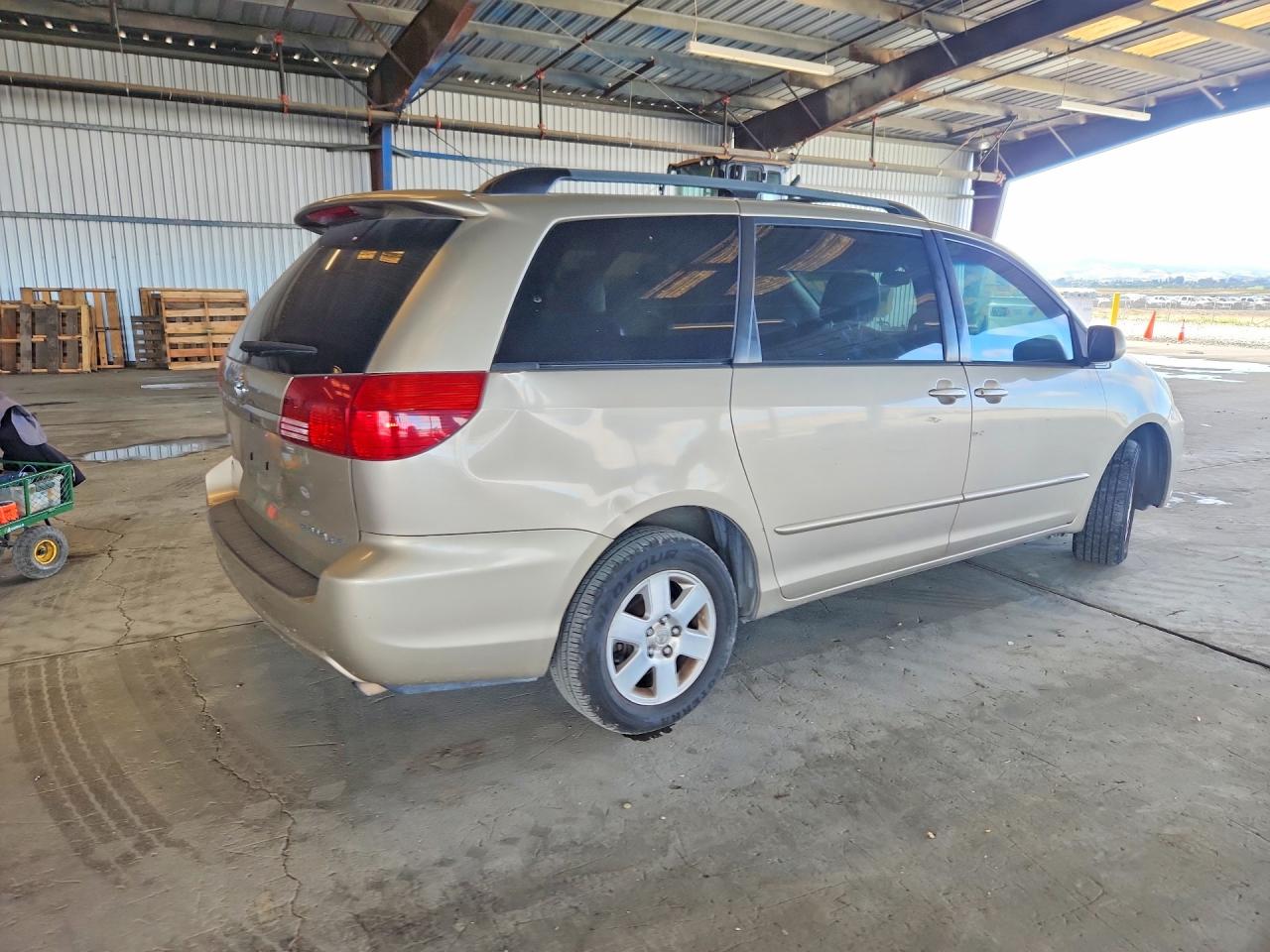 2004 Toyota Sienna Gold vin: 5TDZA22C94S147668