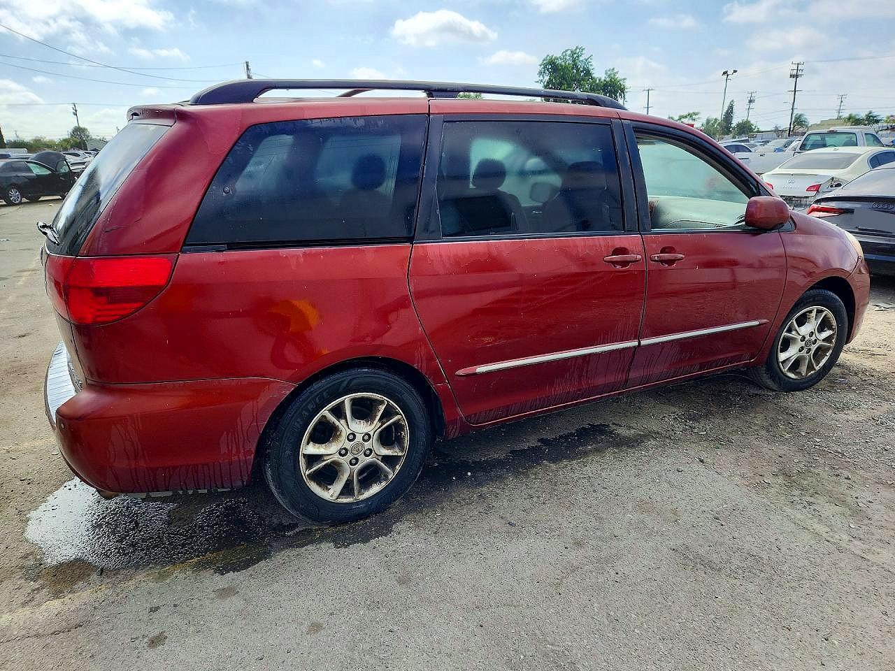 2005 Toyota Sienna Burgundy vin: 5TDZA22C95S371198