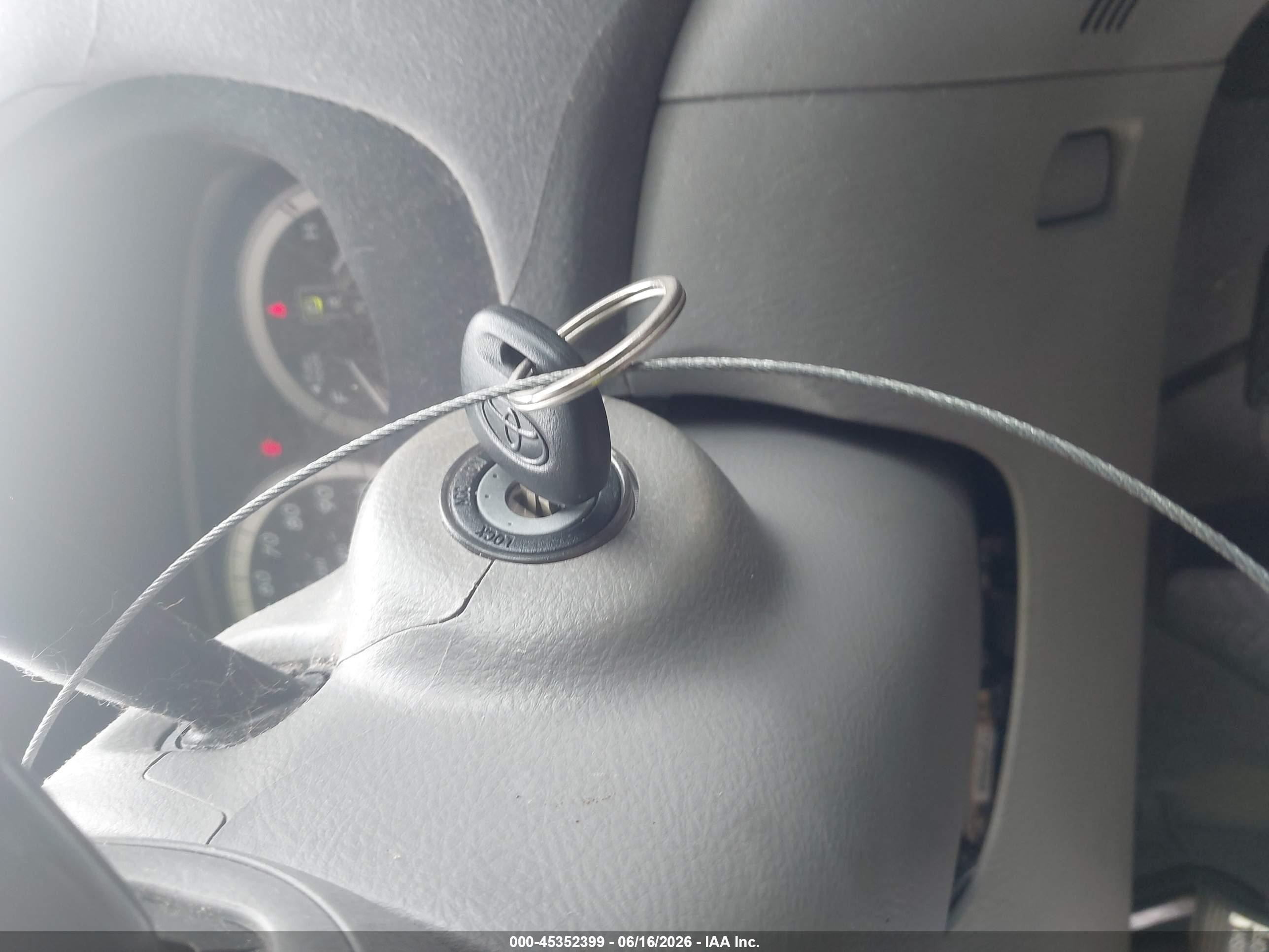 2004 Toyota Sienna Xle Серебряный vin: 5TDZA22CX4S060748
