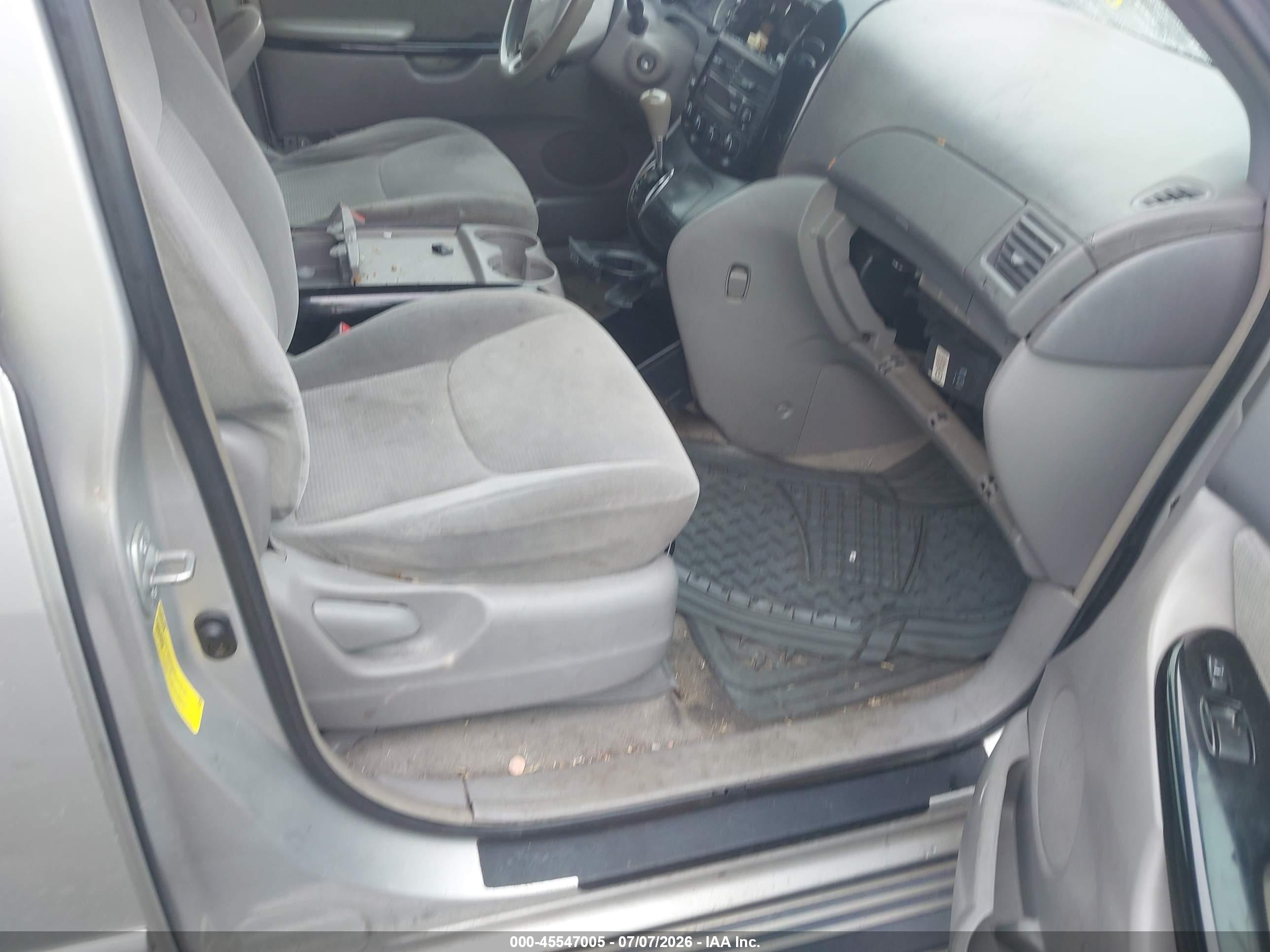 2004 Toyota Sienna Le Silver vin: 5TDZA23C04S037140