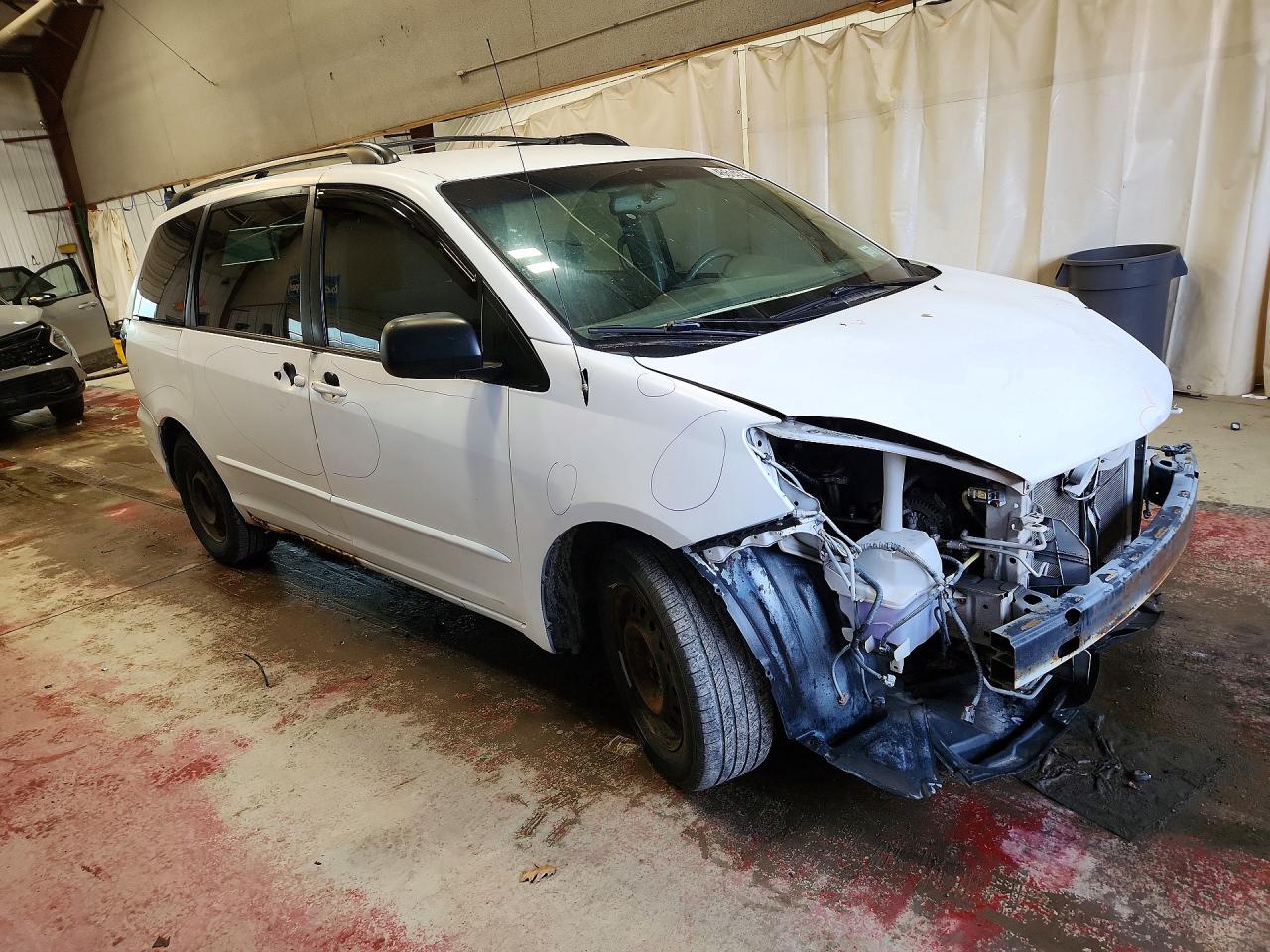2004 Toyota Sienna Le 7 Passenger White vin: 5TDZA23C04S040460