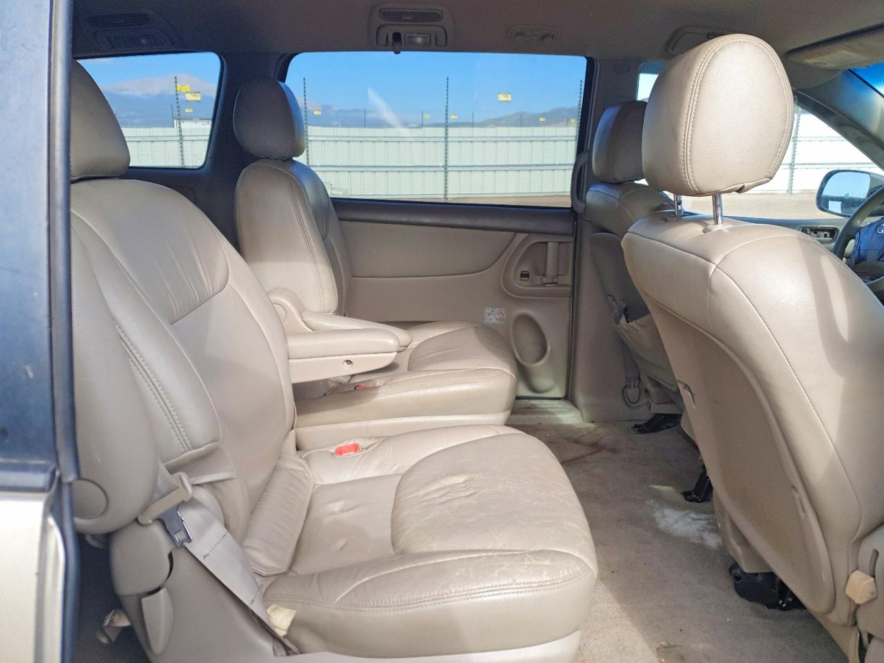 2004 Toyota Sienna Le 7 Passenger Beige vin: 5TDZA23C04S045500