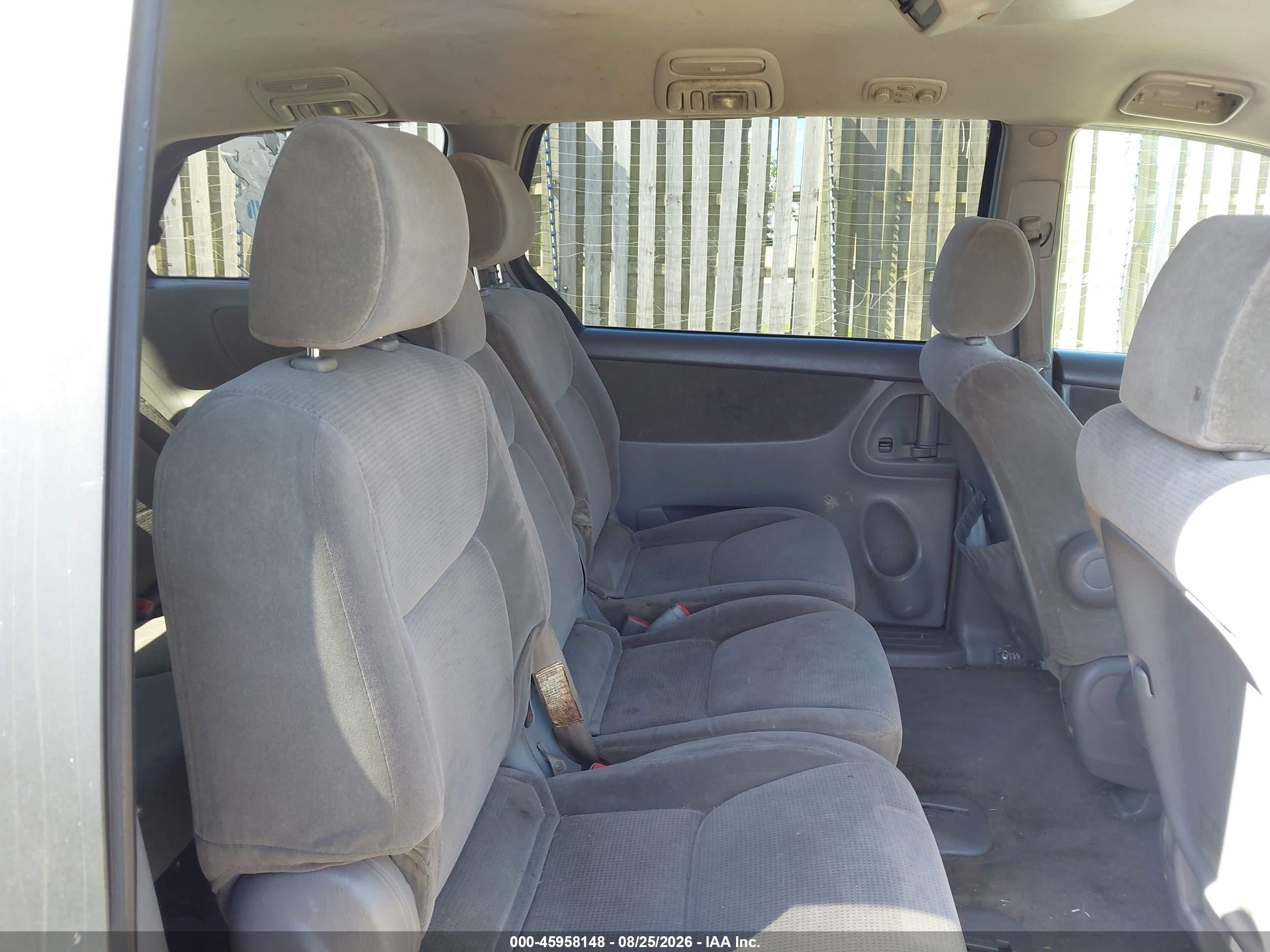 2004 Toyota Sienna Le Maroon vin: 5TDZA23C04S087231