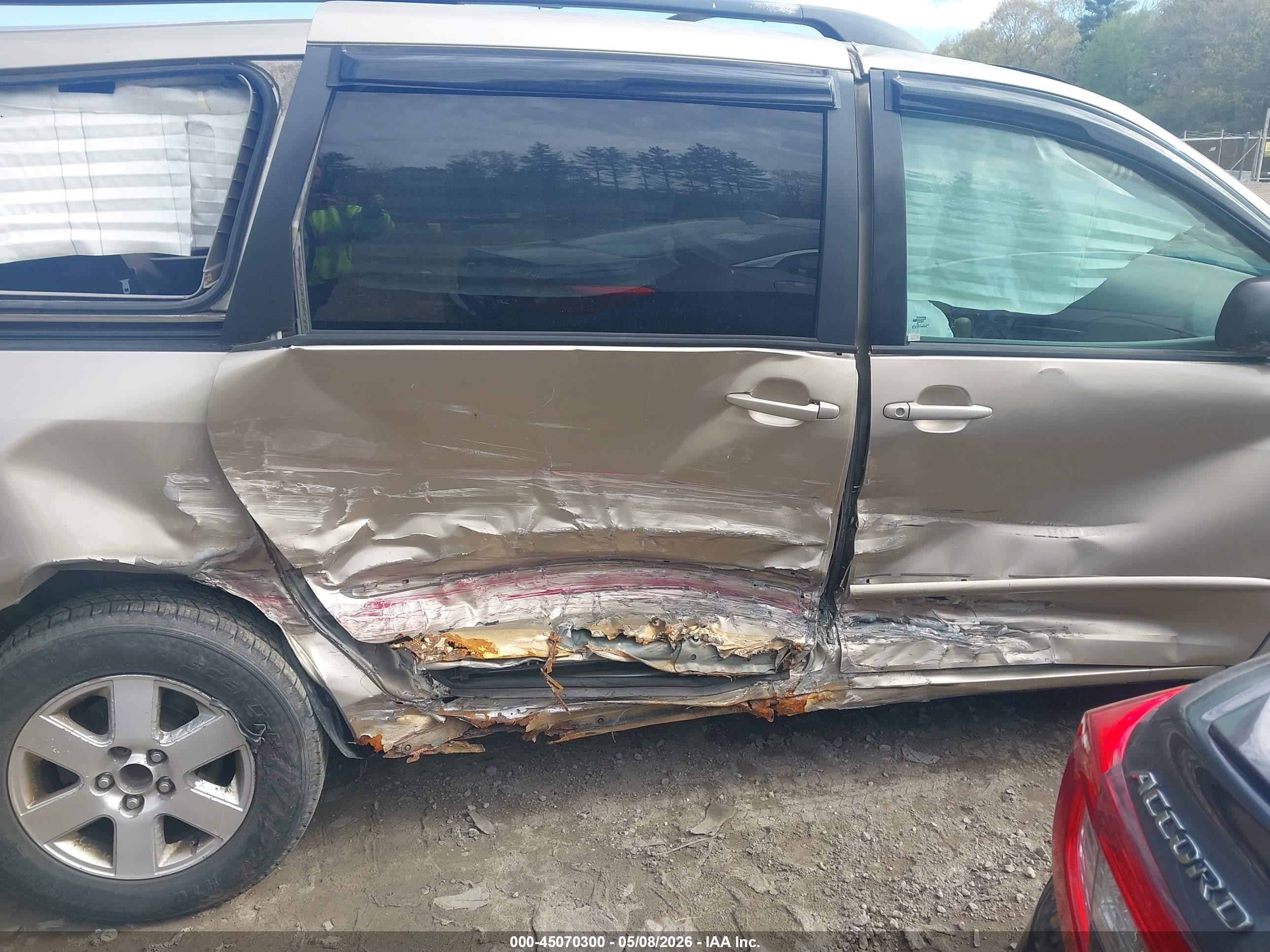 2004 Toyota Sienna Le Бежевый vin: 5TDZA23C04S125301