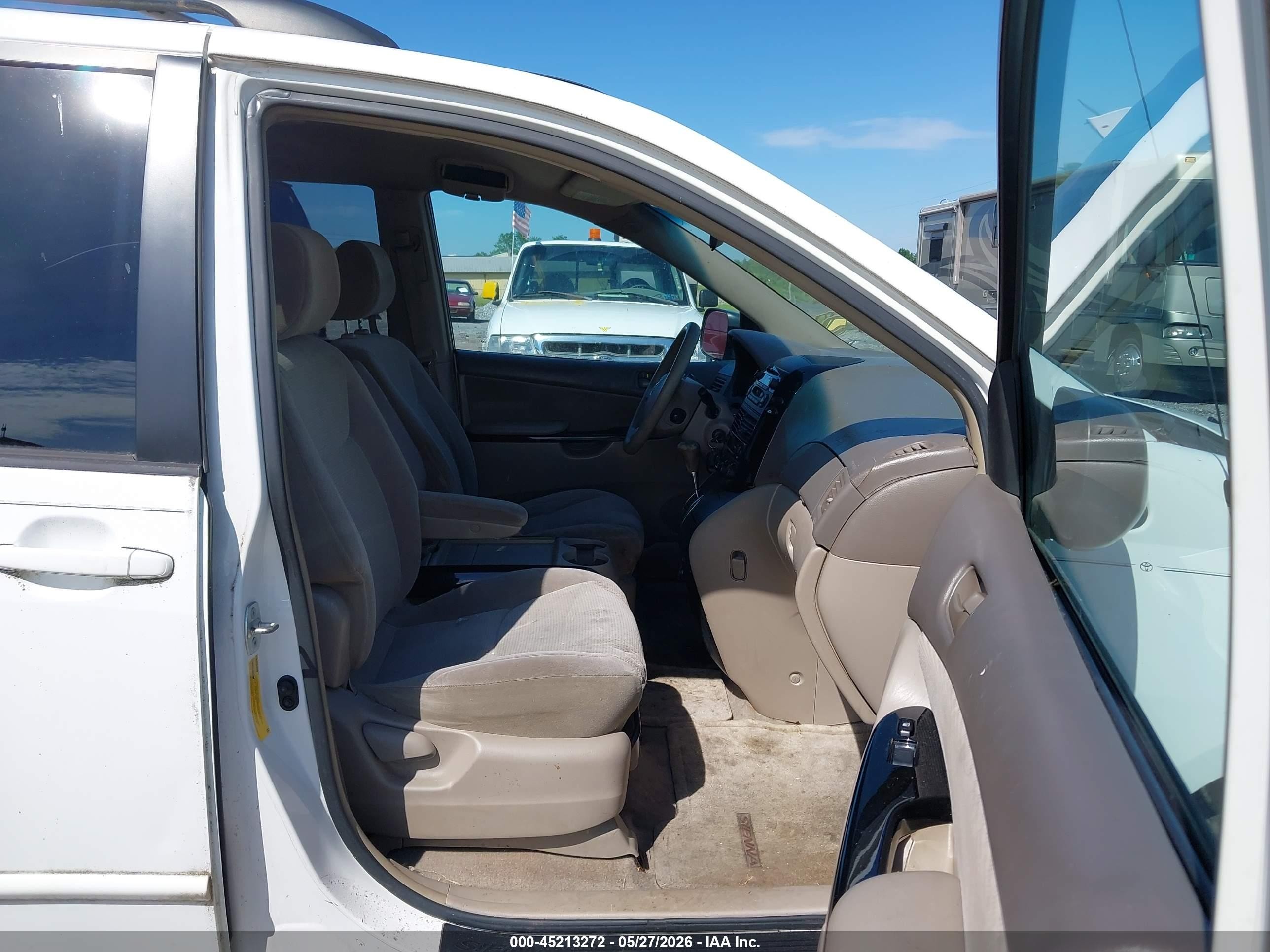 2004 Toyota Sienna Le Белый vin: 5TDZA23C04S160811