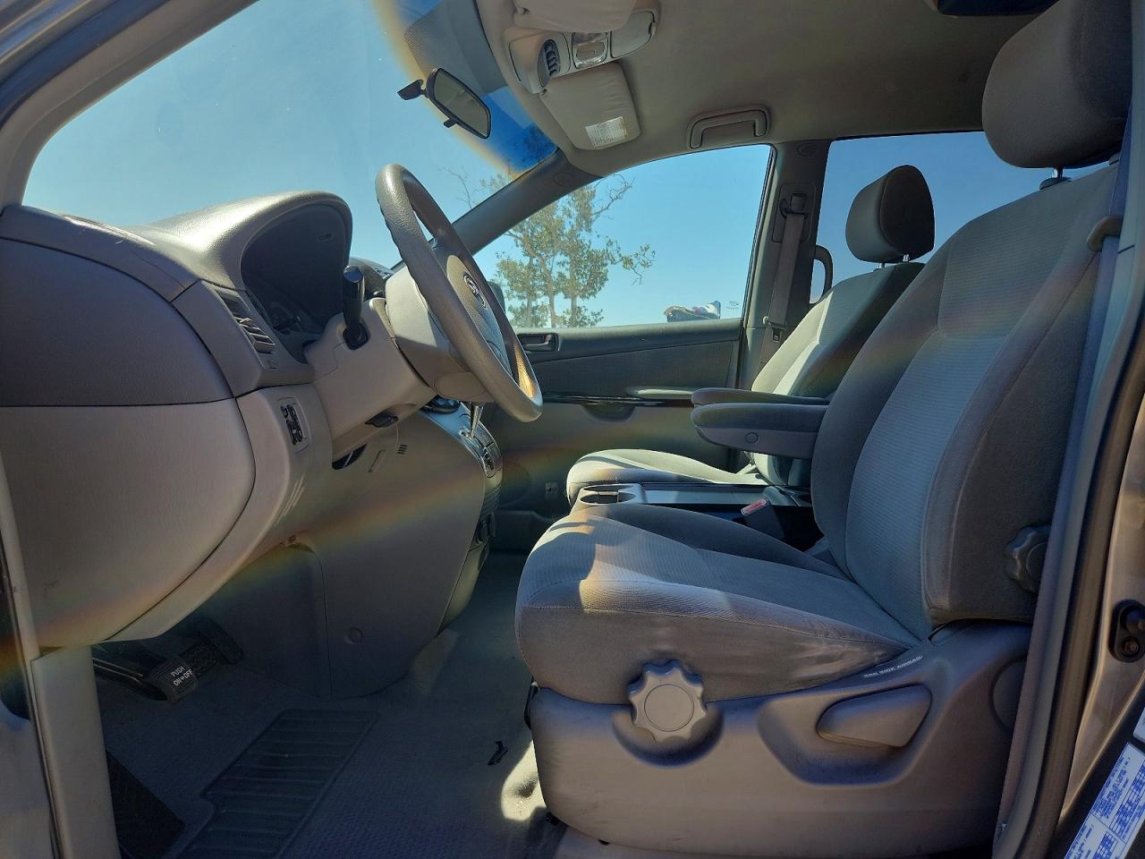2004 Toyota Sienna Le 8 Passenger Gray vin: 5TDZA23C04S186812