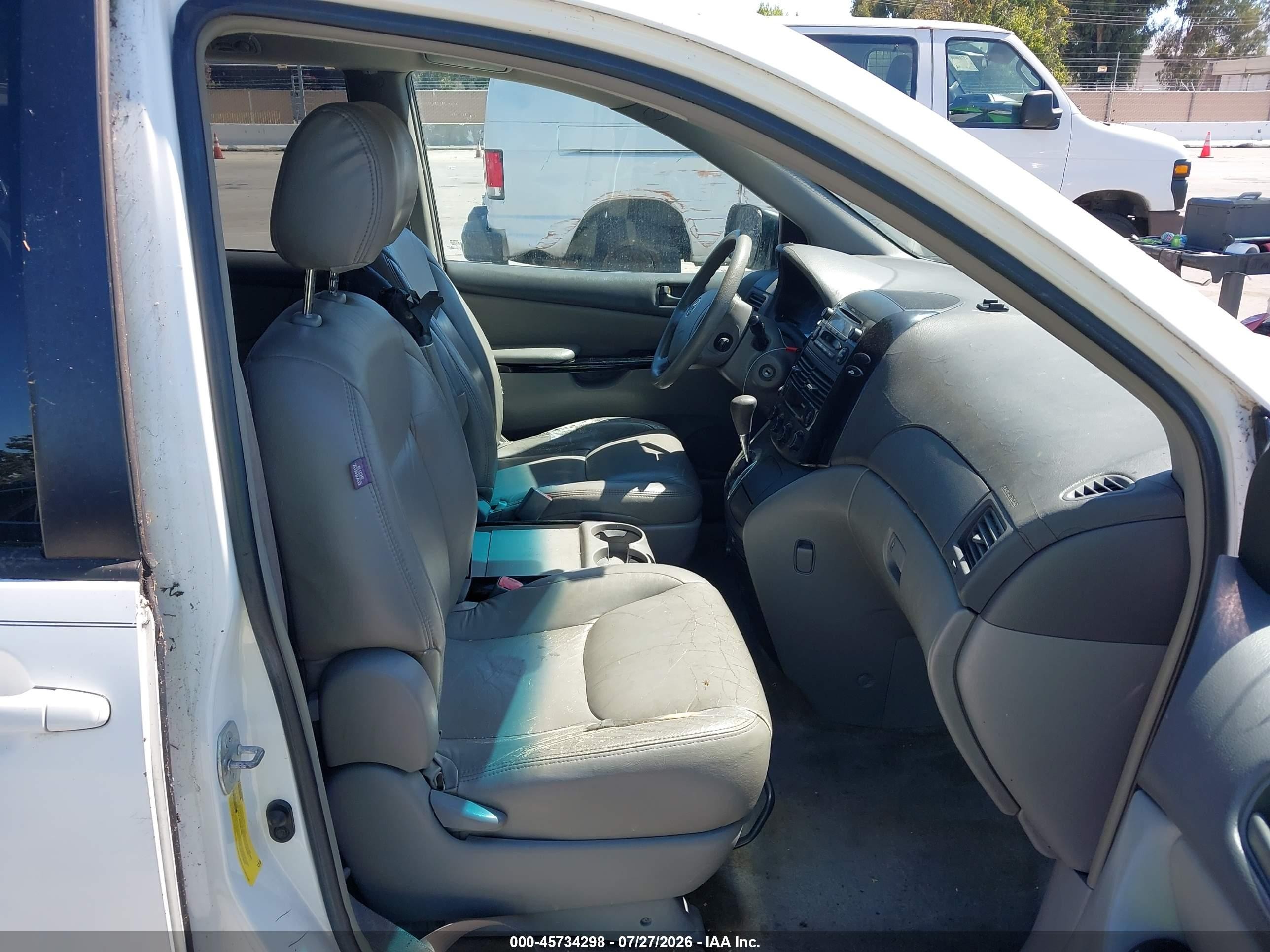 2005 Toyota Sienna Le White vin: 5TDZA23C05S227229