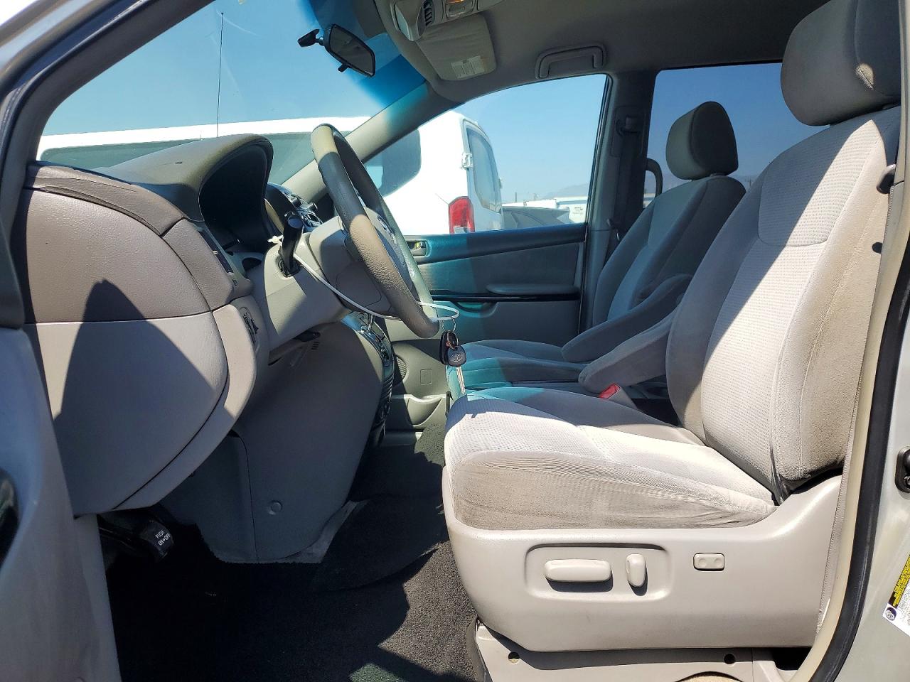2005 Toyota Sienna Le 8 Passenger Silver vin: 5TDZA23C05S237260