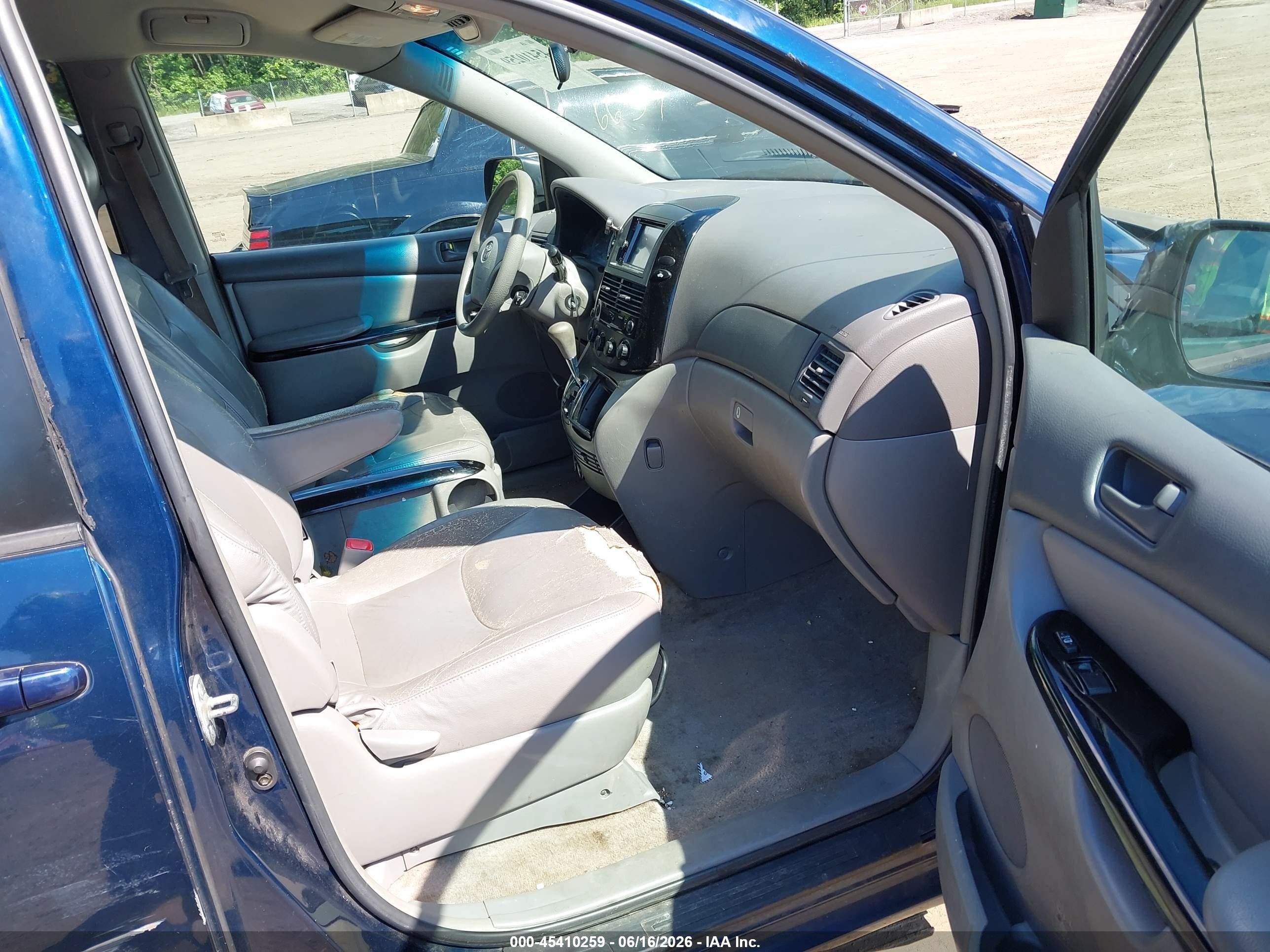 2005 Toyota Sienna Le Blue vin: 5TDZA23C05S296762