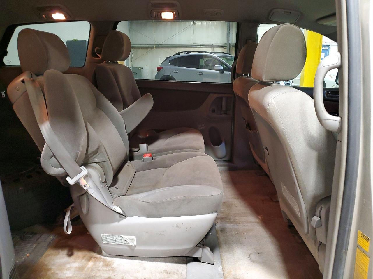2005 Toyota Sienna Le 7 Passenger Gray vin: 5TDZA23C05S301930