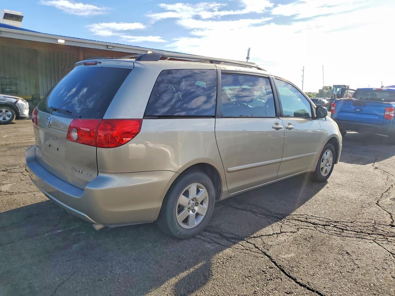 2006 Toyota Sienna Le 7 Passenger Gold vin: 5TDZA23C06S515138