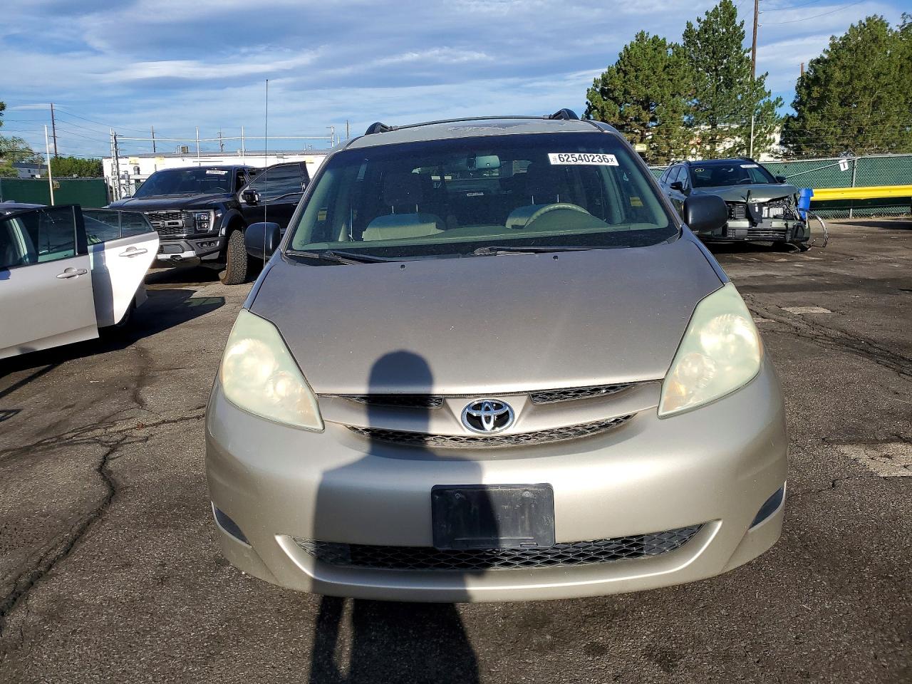 2006 Toyota Sienna Le 7 Passenger Gold vin: 5TDZA23C06S515138
