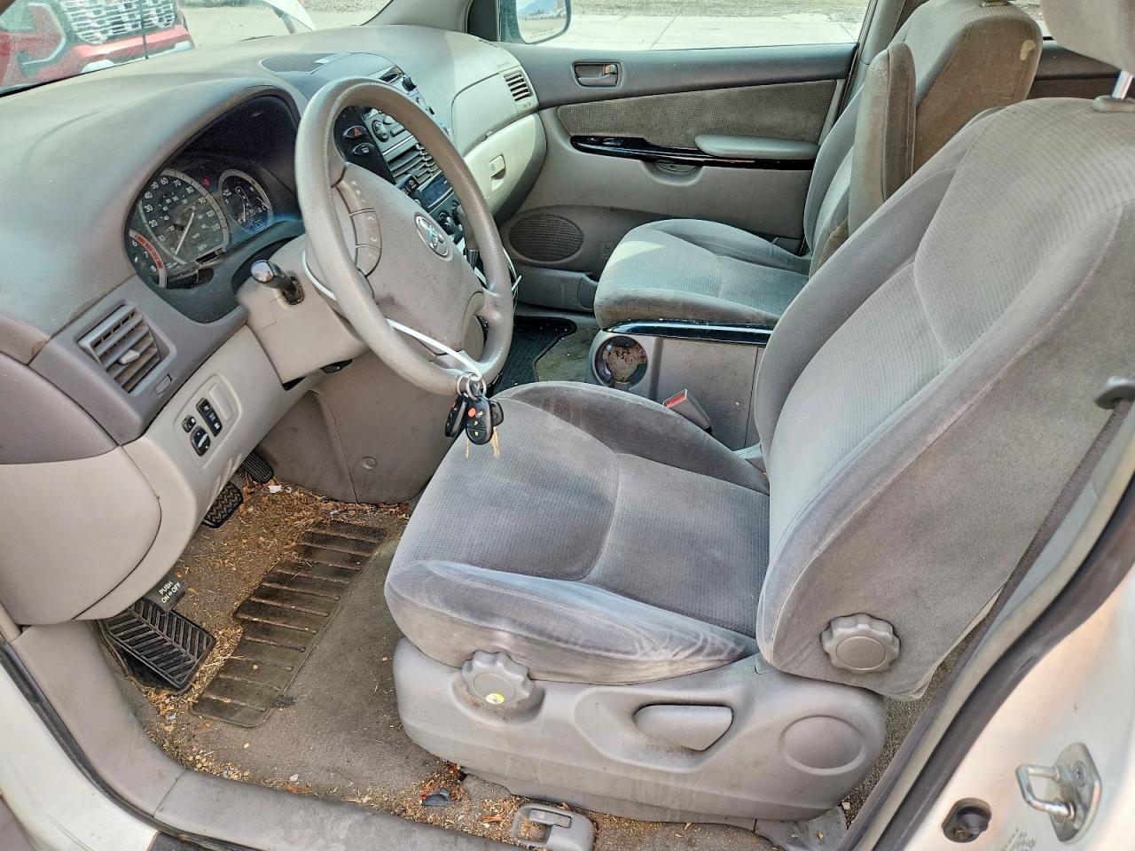 2004 Toyota Sienna Le 7 Passenger White vin: 5TDZA23C14S045117