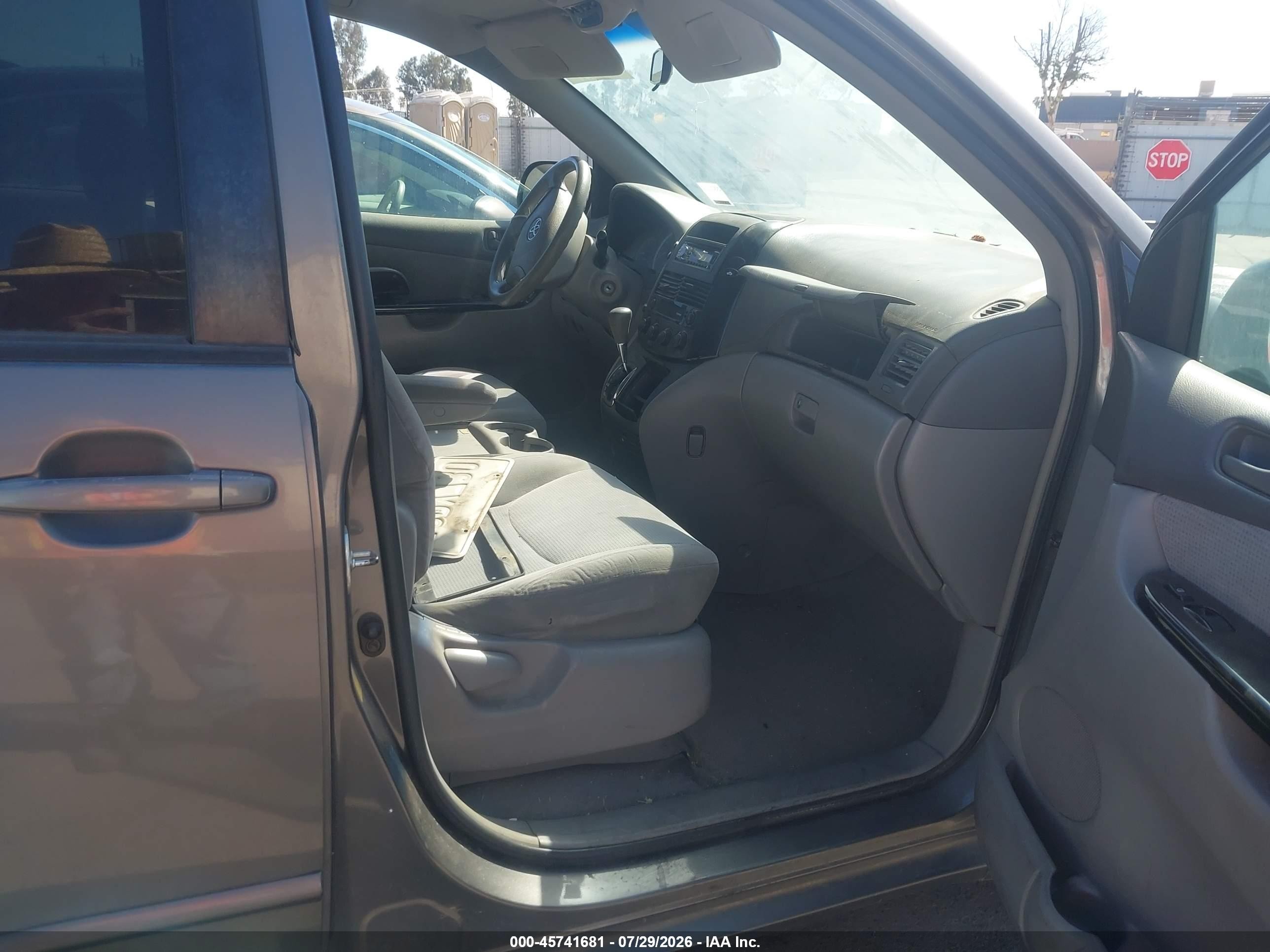 2004 Toyota Sienna Le Gray vin: 5TDZA23C14S112783