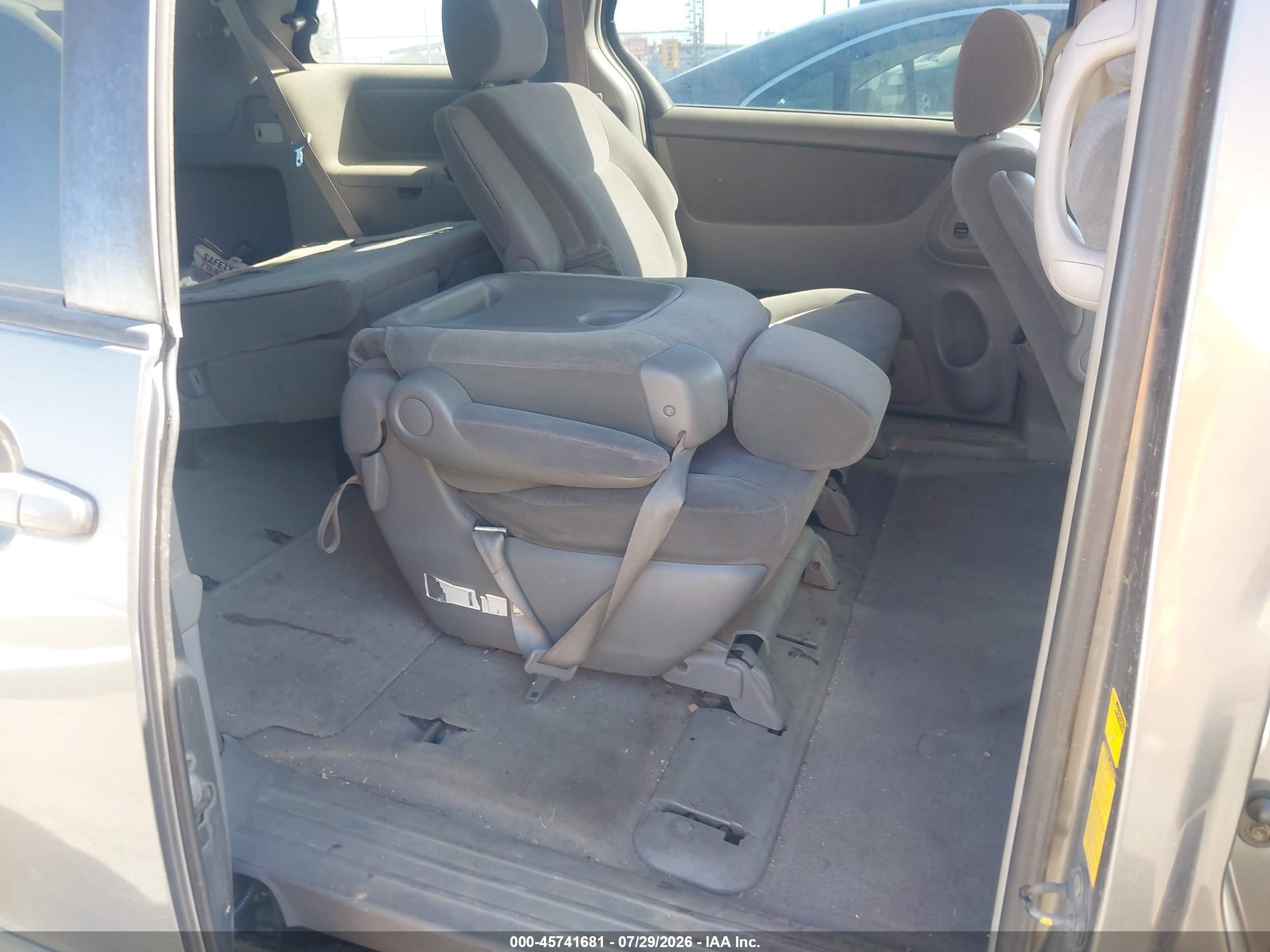 2004 Toyota Sienna Le Gray vin: 5TDZA23C14S112783