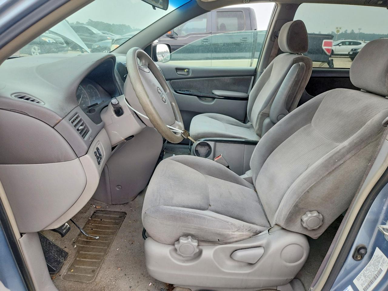 2004 Toyota Sienna Le 7 Passenger Silver vin: 5TDZA23C14S136162