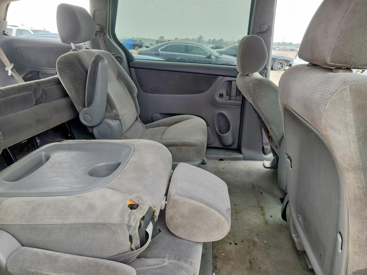 2004 Toyota Sienna Le 7 Passenger Silver vin: 5TDZA23C14S136162
