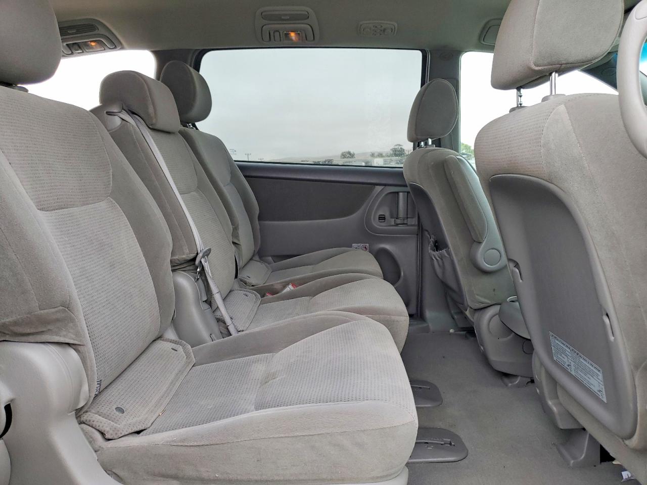 2004 Toyota Sienna Le 8 Passenger Silver vin: 5TDZA23C14S209837