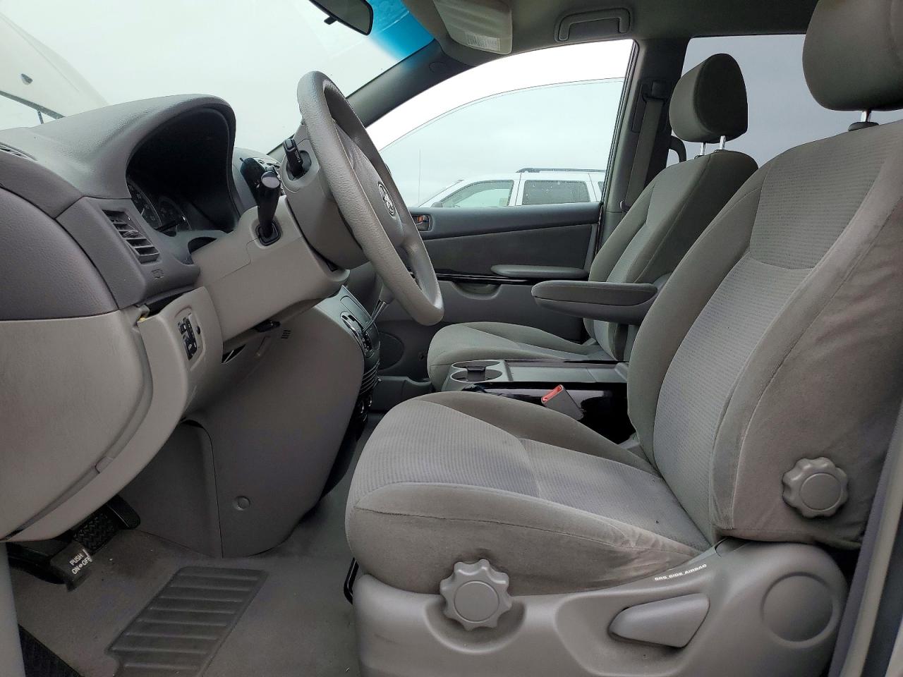 2004 Toyota Sienna Le 8 Passenger Silver vin: 5TDZA23C14S209837