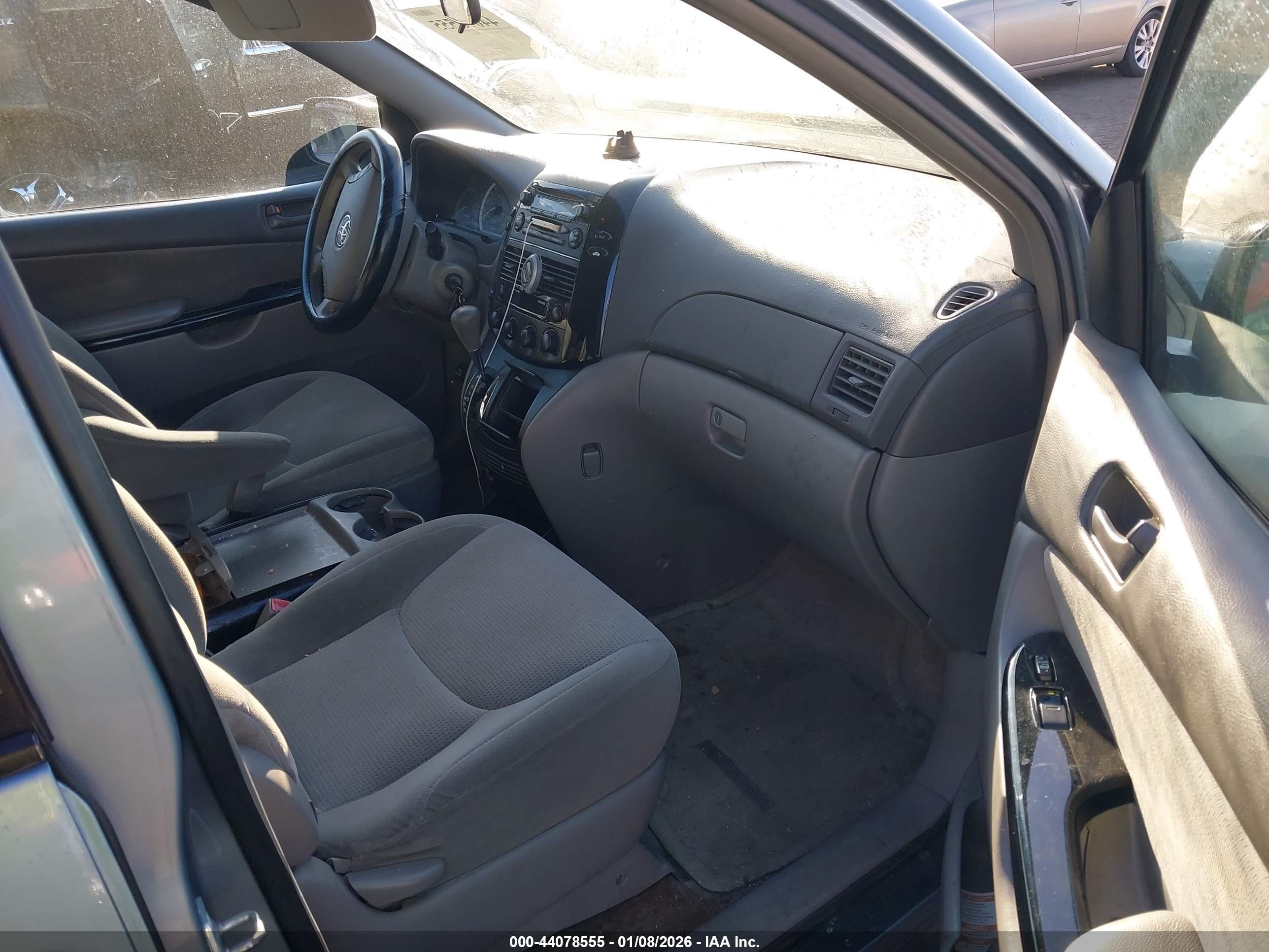 2005 Toyota Sienna Le Light Blue vin: 5TDZA23C15S247912