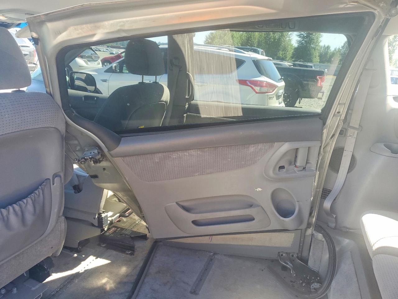 2006 Toyota Sienna Le 8 Passenger Silver vin: 5TDZA23C16S460974
