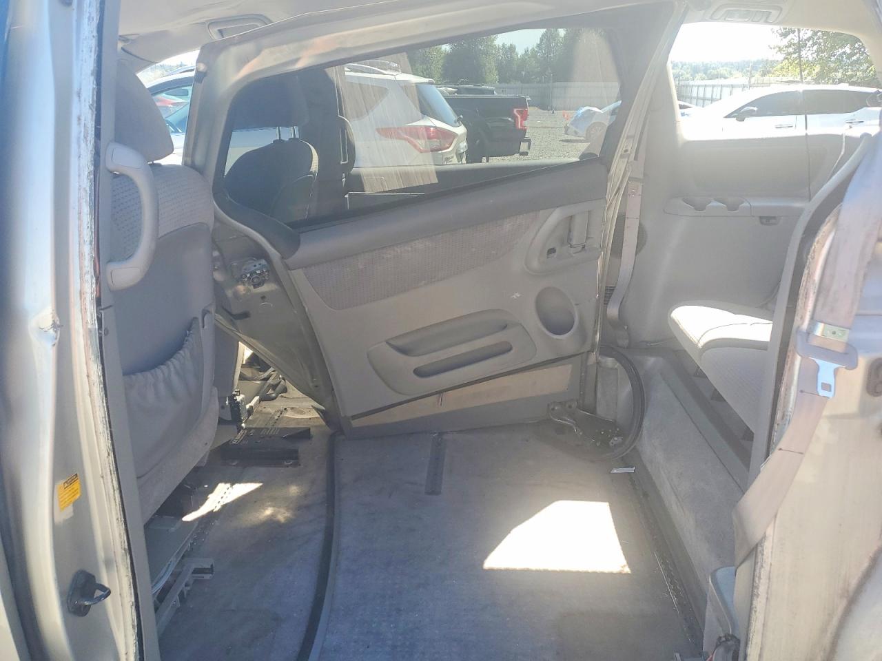2006 Toyota Sienna Le 8 Passenger Silver vin: 5TDZA23C16S460974