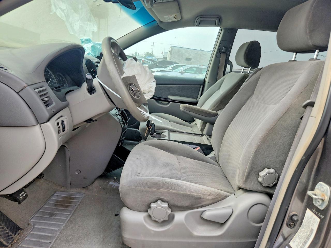 2004 Toyota Sienna Le 7 Passenger Gray vin: 5TDZA23C24S045465
