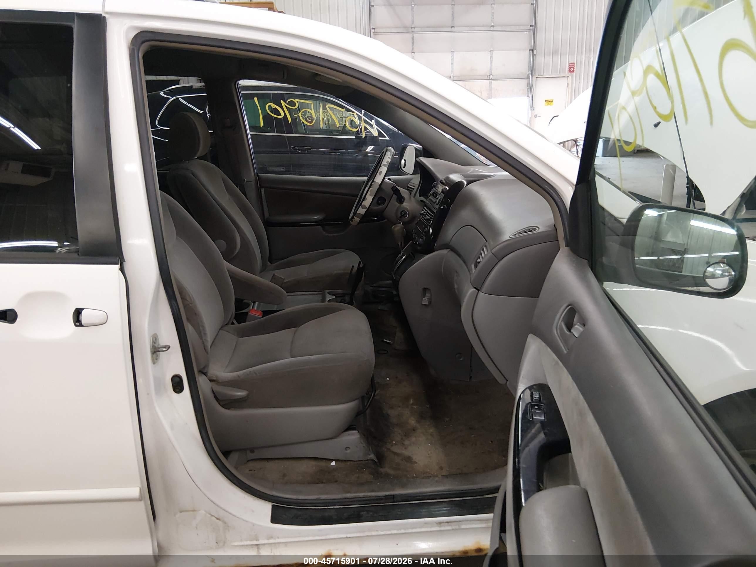 2005 Toyota Sienna Le Белый vin: 5TDZA23C25S236899