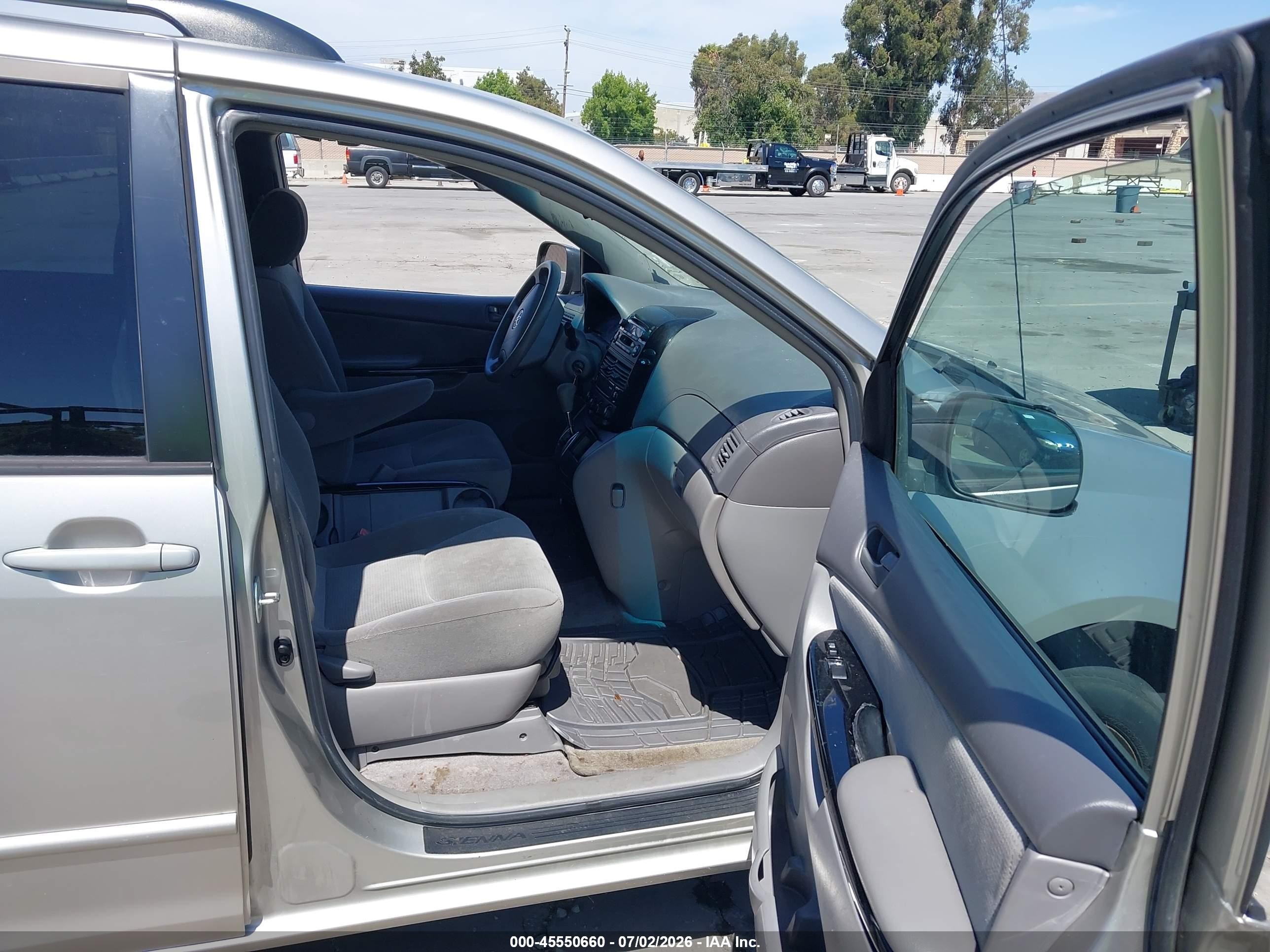 2005 Toyota Sienna Le Серебряный vin: 5TDZA23C25S285052