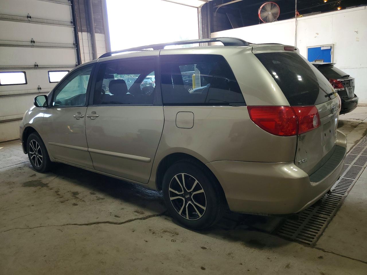 2006 Toyota Sienna Le 7 Passenger Желто-коричневый vin: 5TDZA23C26S439938