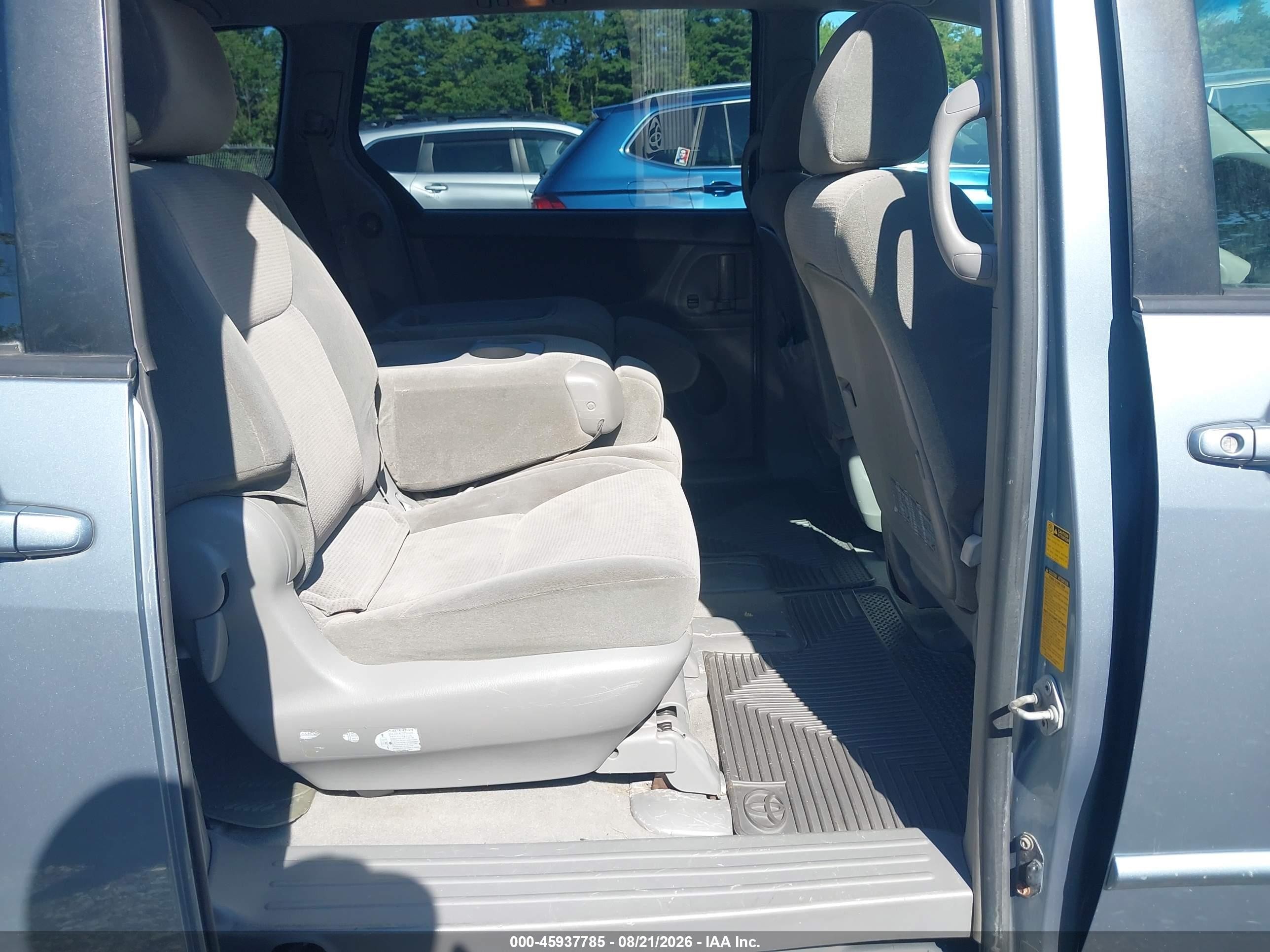 2004 Toyota Sienna Le Blue vin: 5TDZA23C34S018176