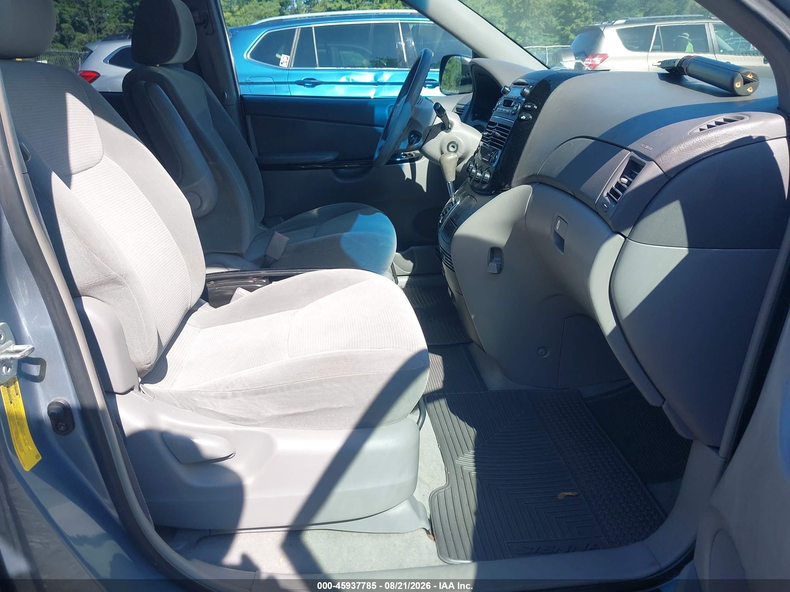 2004 Toyota Sienna Le Blue vin: 5TDZA23C34S018176