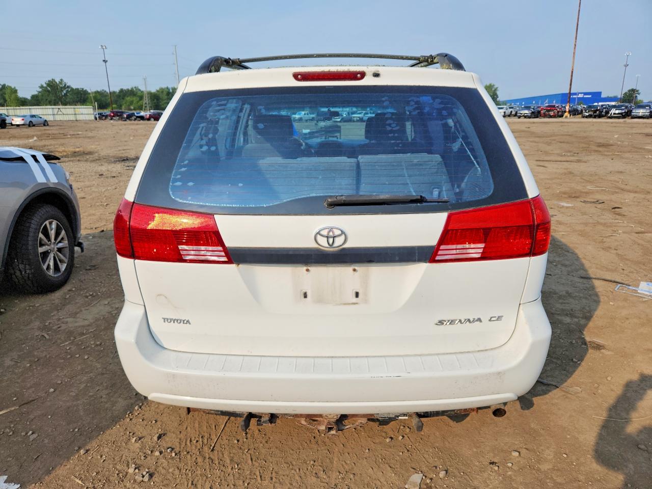 2004 Toyota Sienna Ce 7 Passenger White vin: 5TDZA23C34S025483