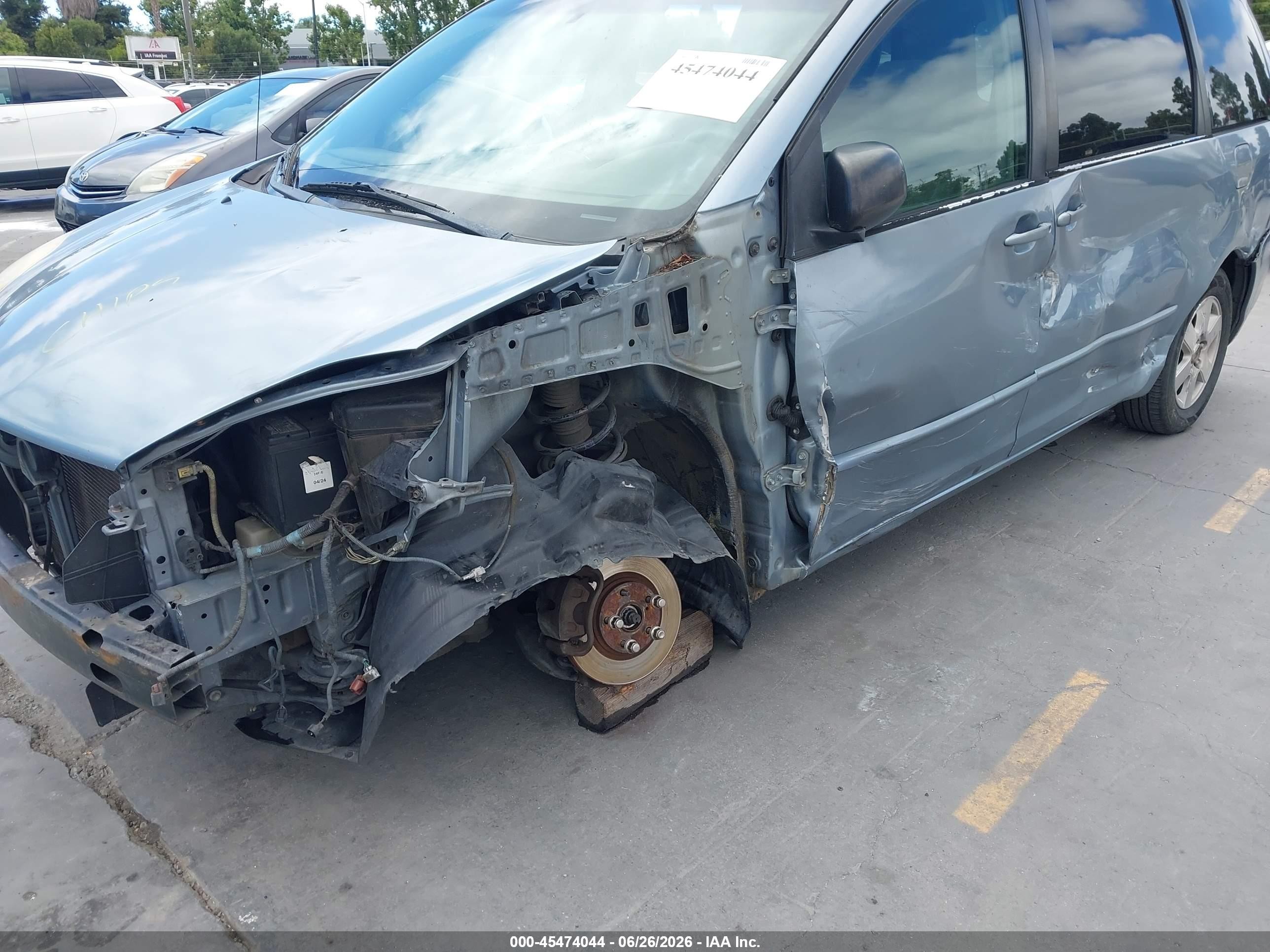 2004 Toyota Sienna Le Light Blue vin: 5TDZA23C34S025757