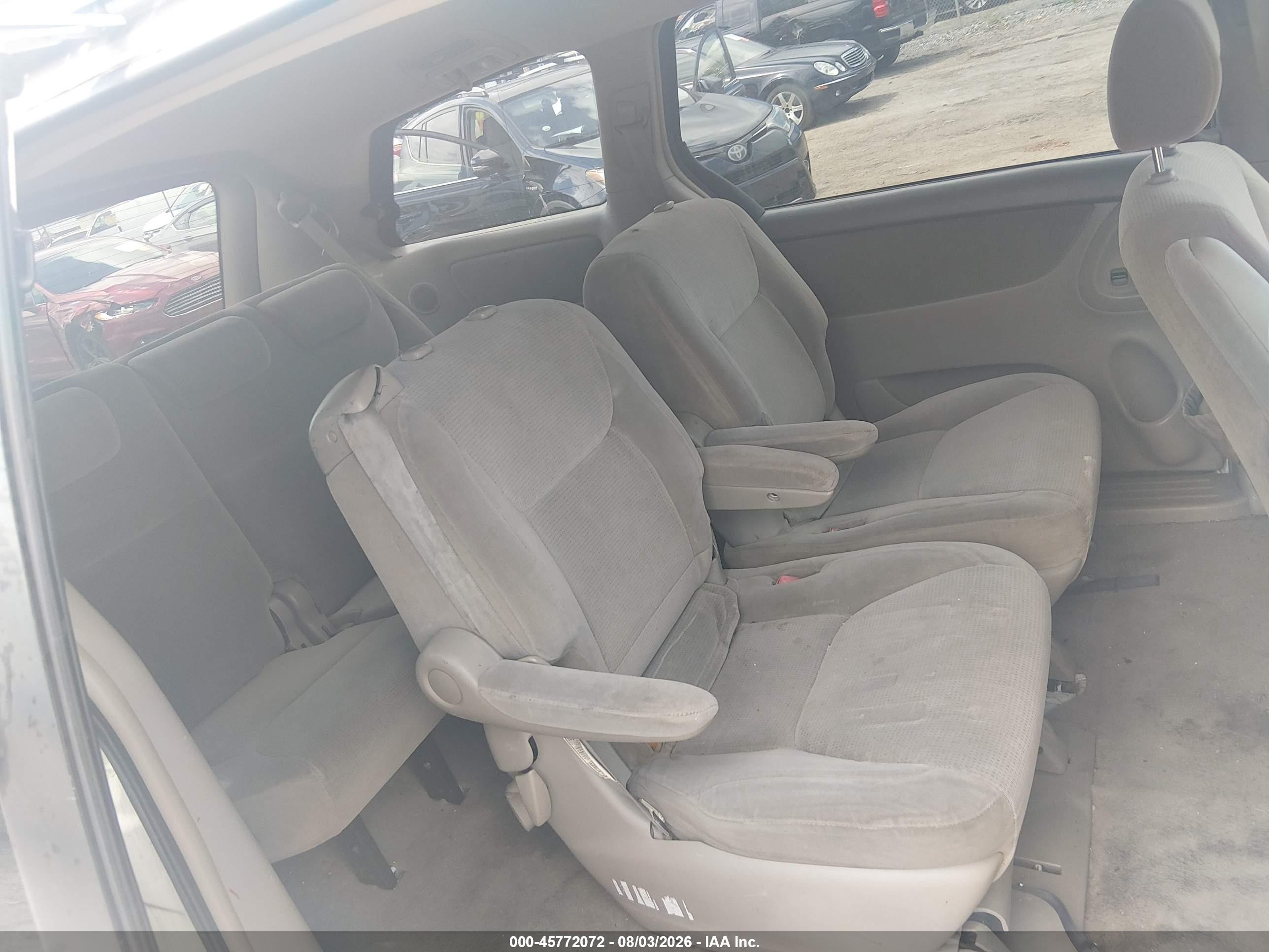 2004 Toyota Sienna Le White vin: 5TDZA23C34S133635