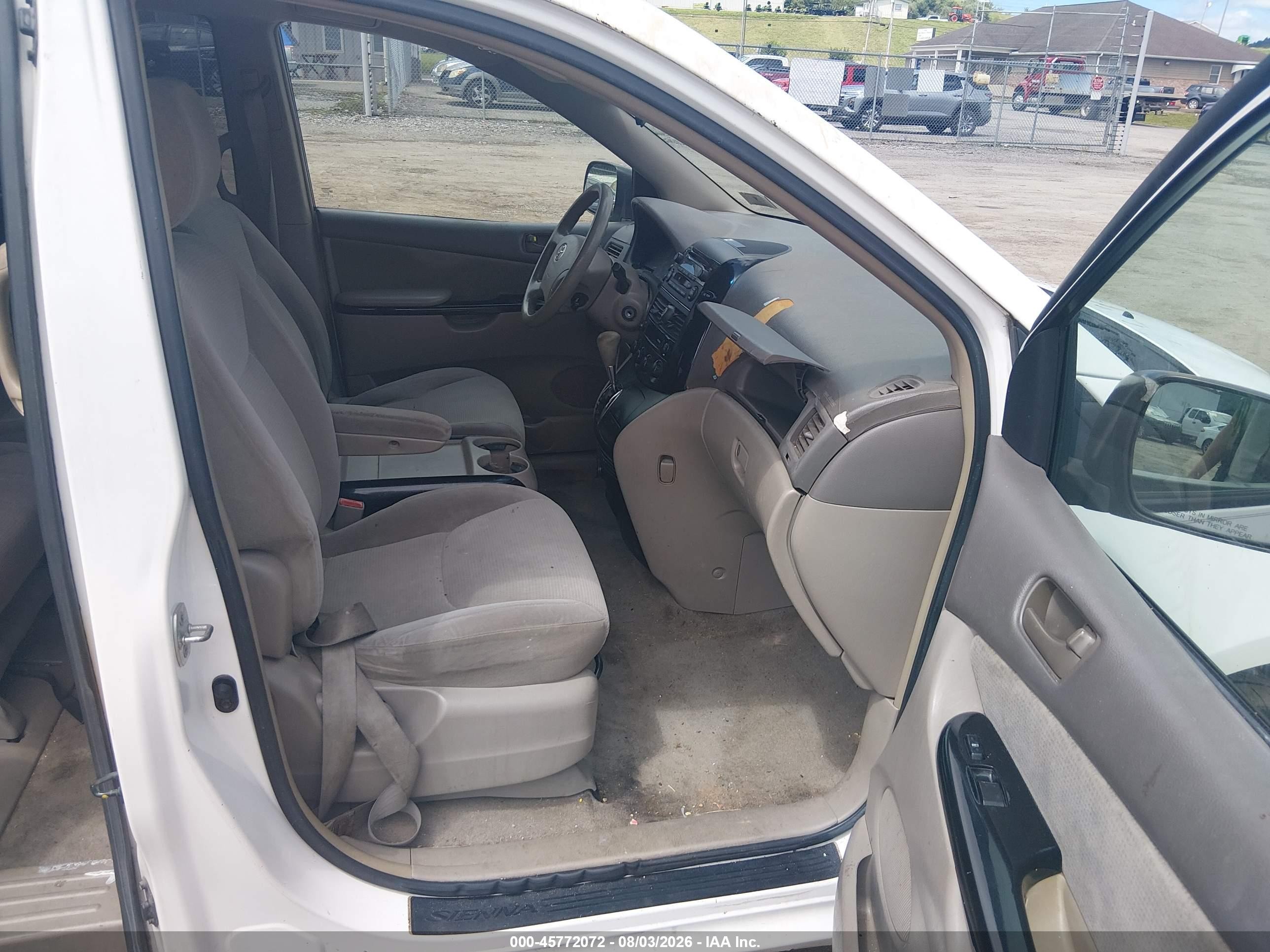 2004 Toyota Sienna Le White vin: 5TDZA23C34S133635