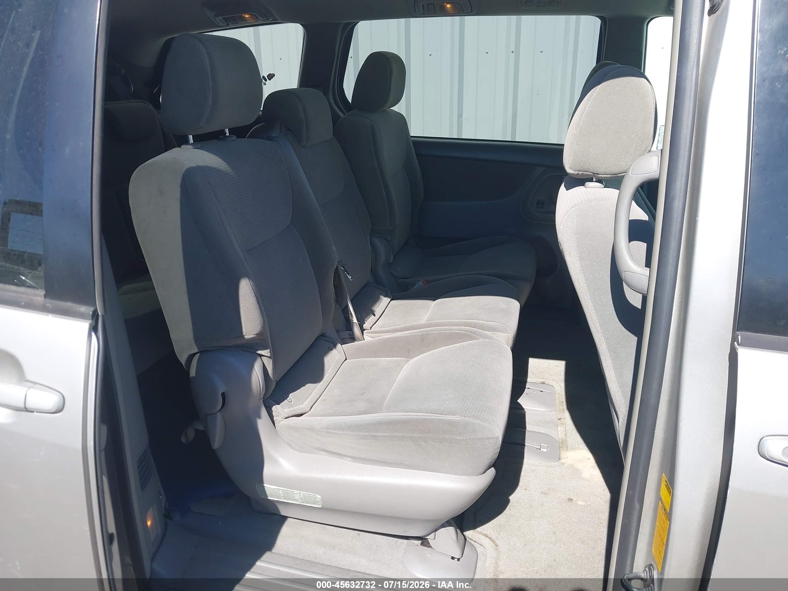 2004 Toyota Sienna Le Silver vin: 5TDZA23C34S214151