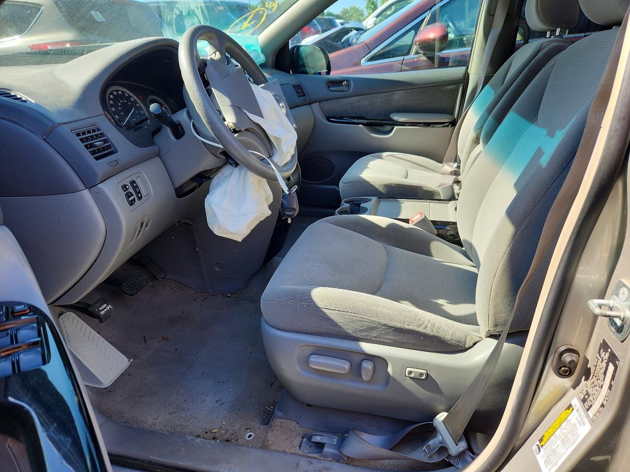 2005 Toyota Sienna Le 7 Passenger Silver vin: 5TDZA23C35S304563