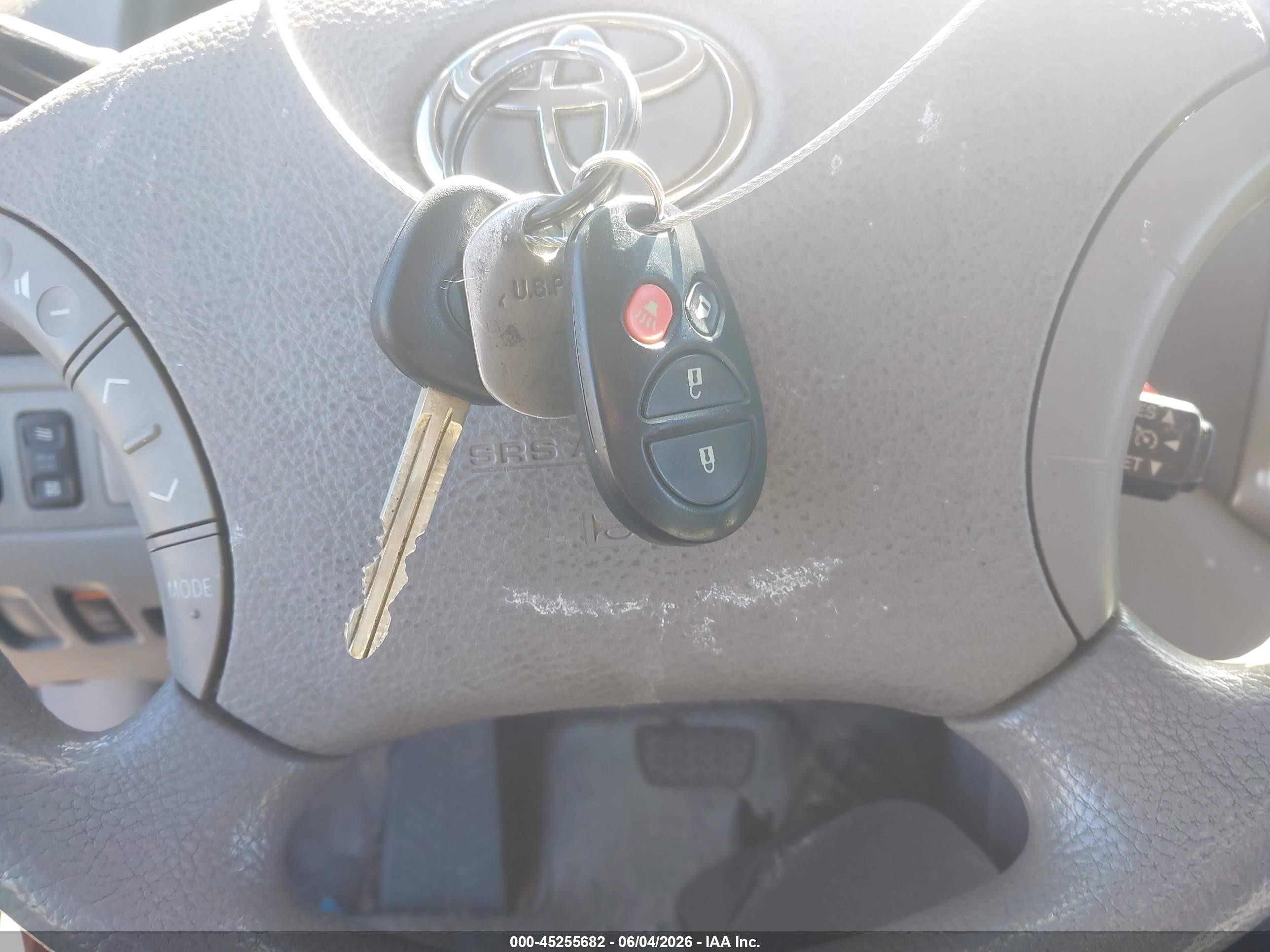 2006 Toyota Sienna Le Красный vin: 5TDZA23C36S491417
