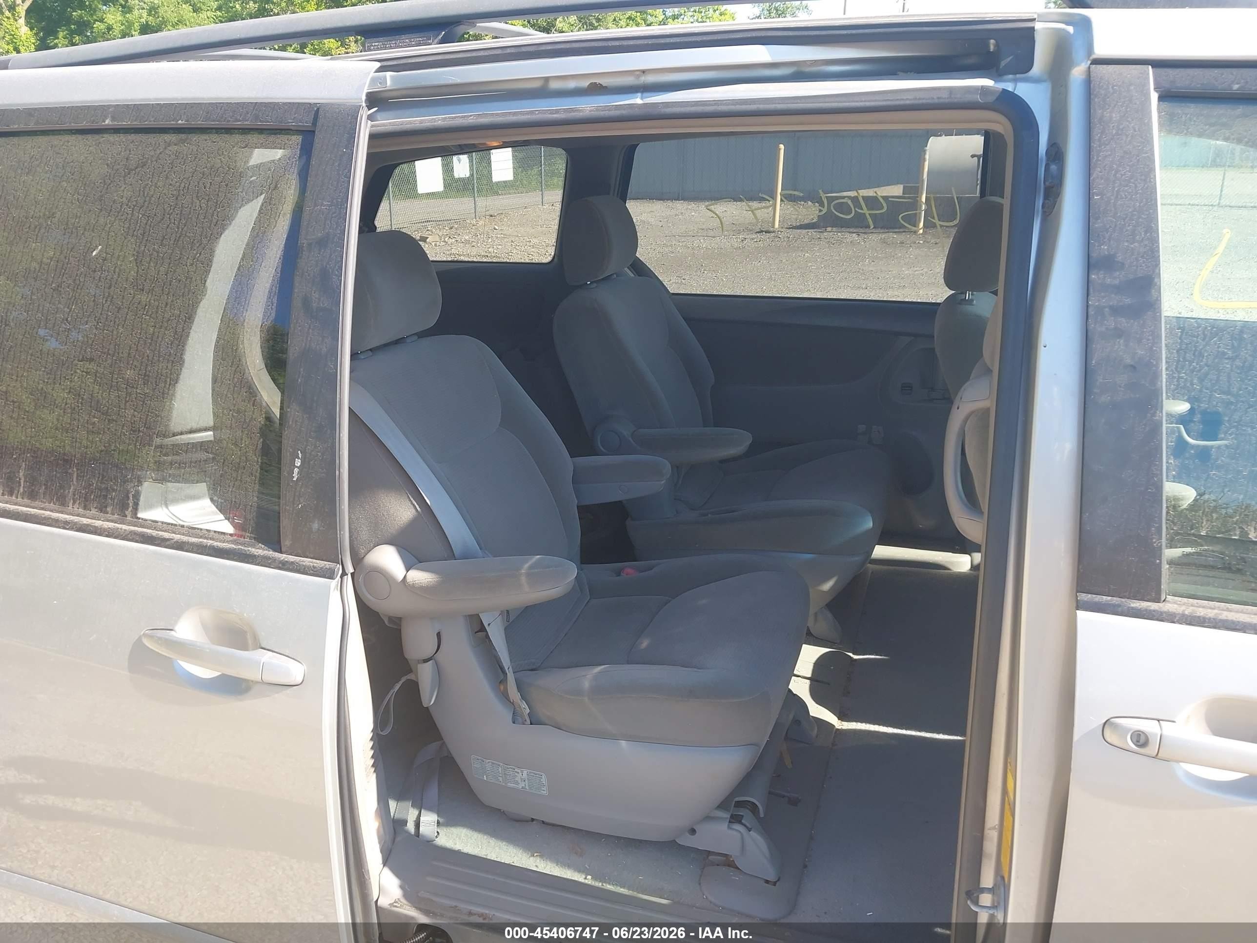 2004 Toyota Sienna Le Silver vin: 5TDZA23C44S011219