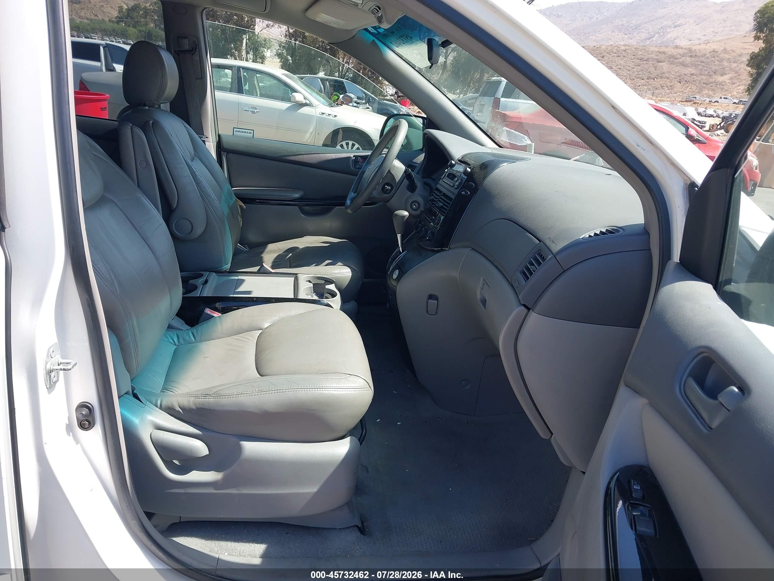 2004 Toyota Sienna Le White vin: 5TDZA23C44S014623